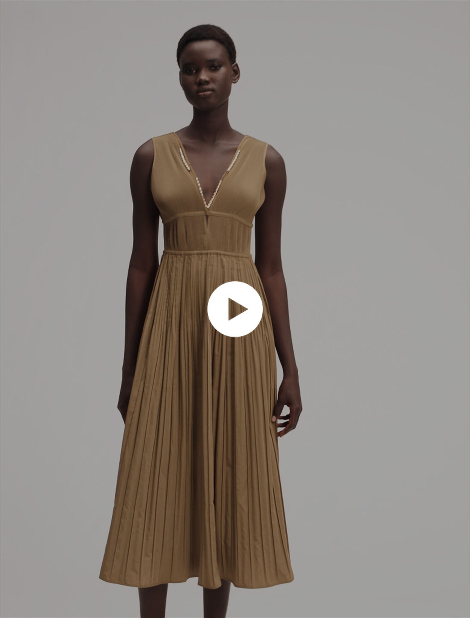 Plisseekleid mit Schmuckausschnitt