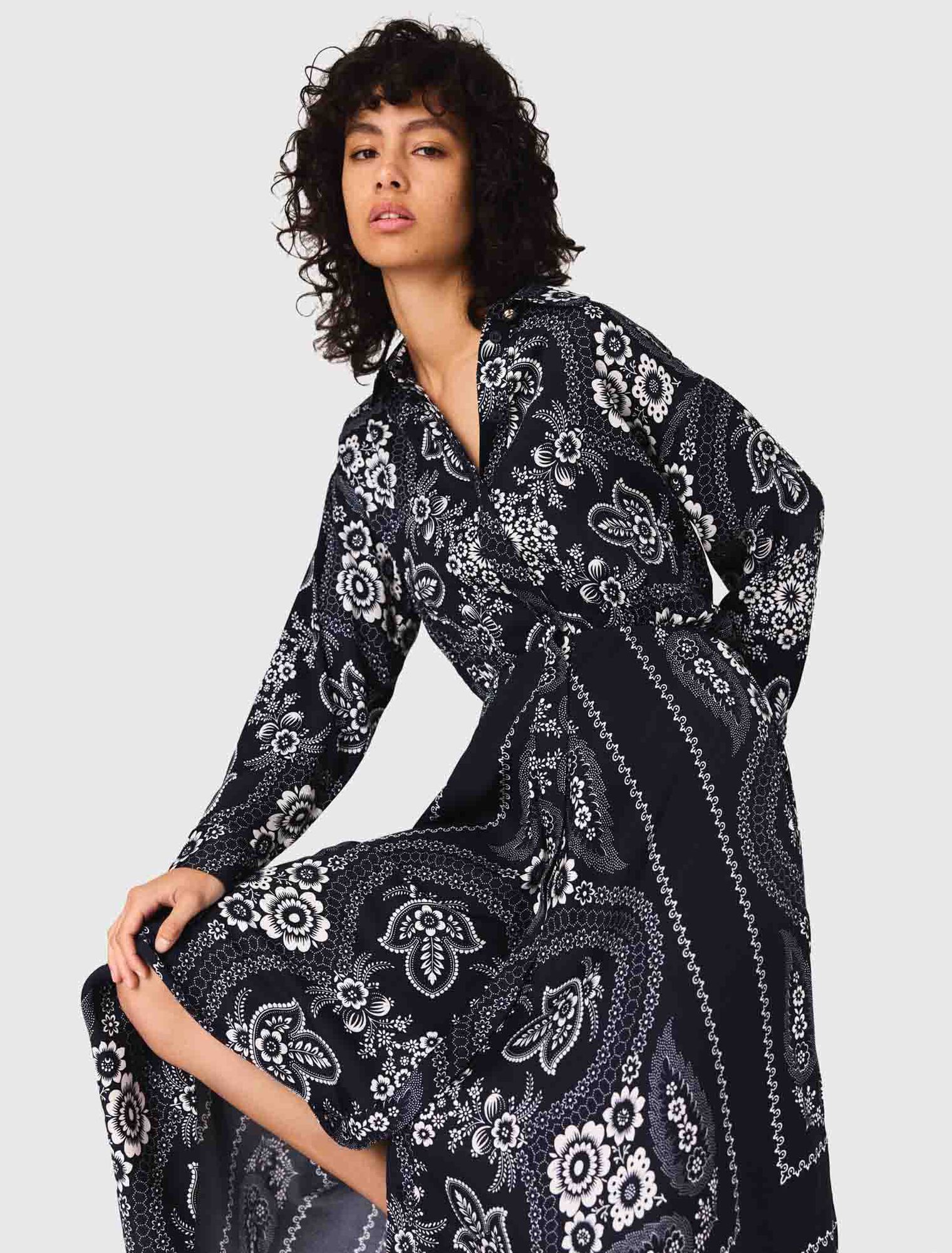 Langes fließendes Kleid mit Print