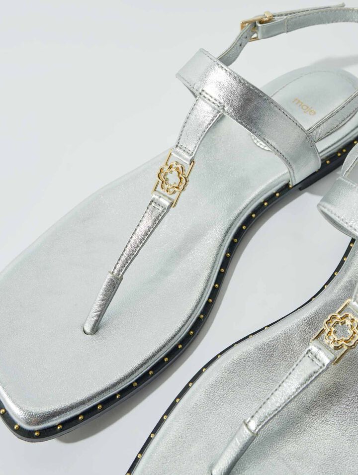 Silberne Ledersandalen mit Riemen
