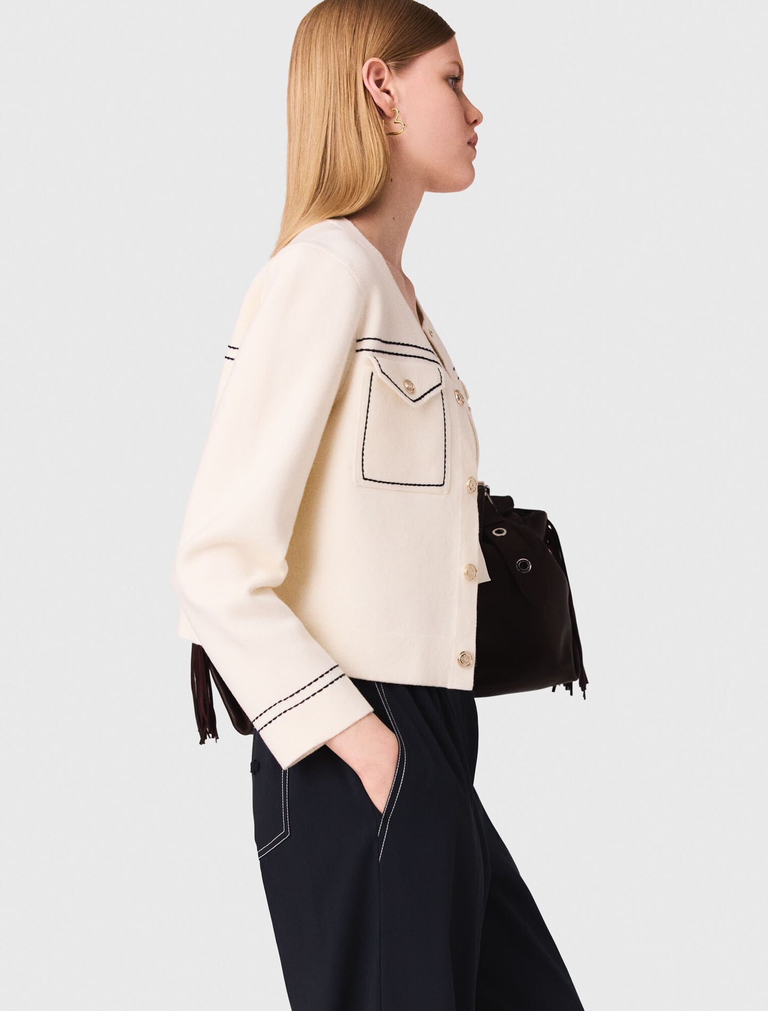 Kurzer Cardigan mit Steppnähten