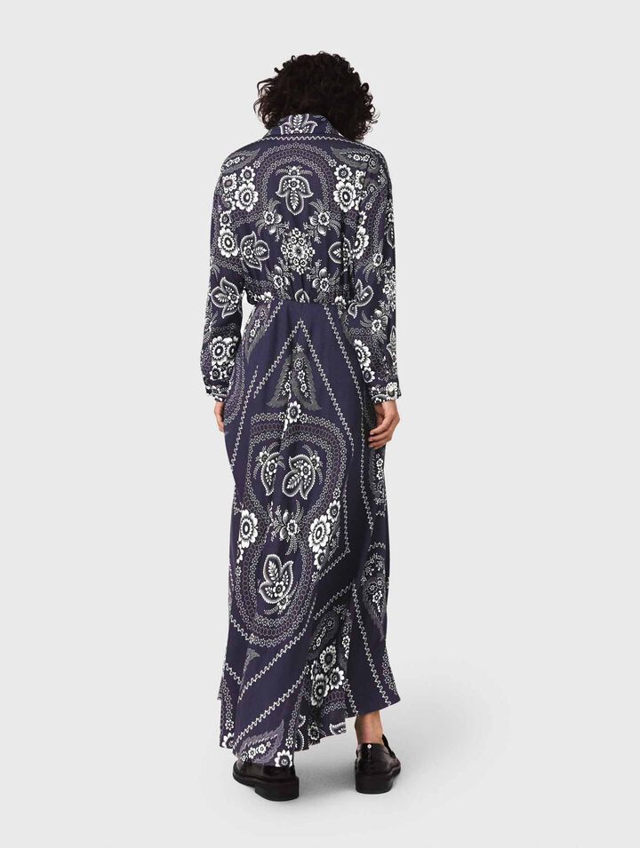 Langes fließendes Kleid mit Print