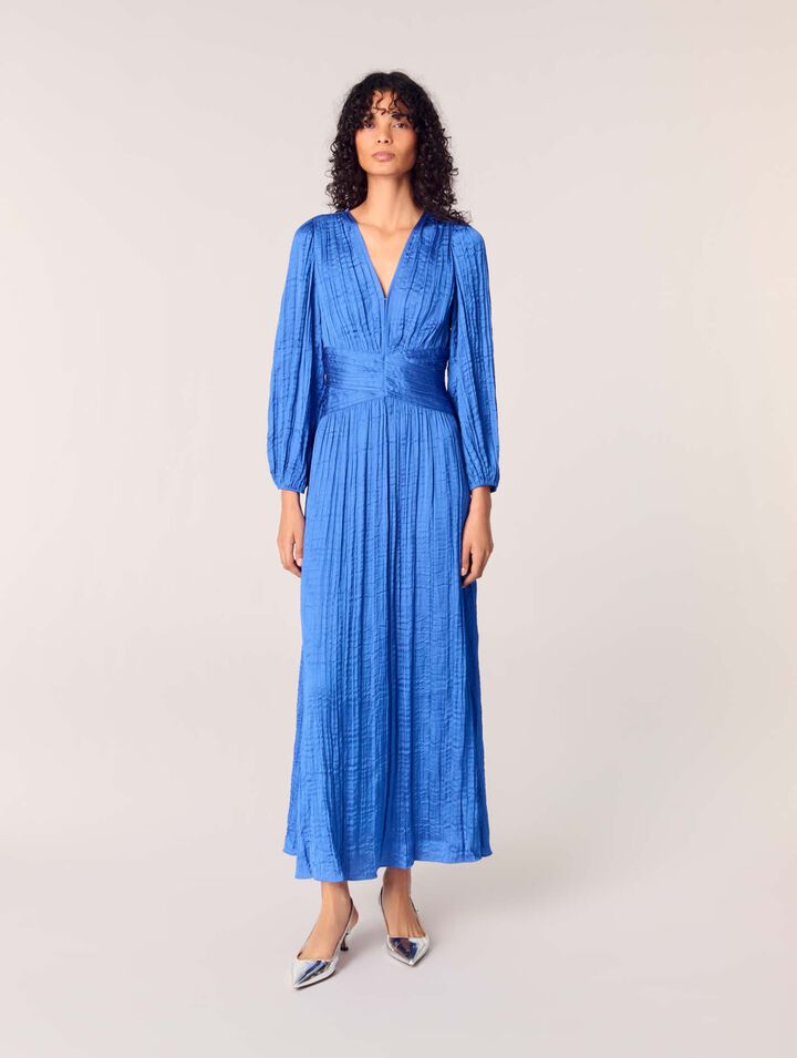 Langes plissiertes Kleid aus Satin