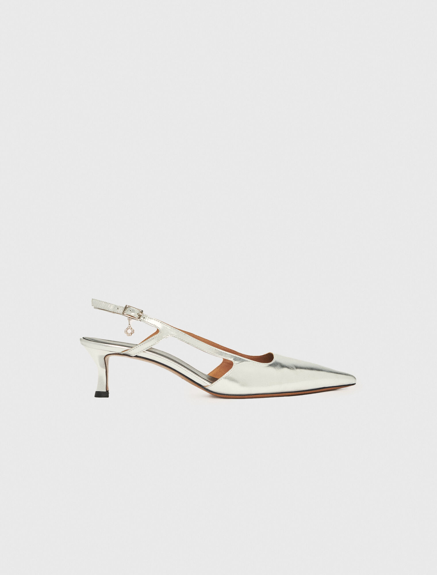 Silberfarbene Lederpumps mit Riemchen