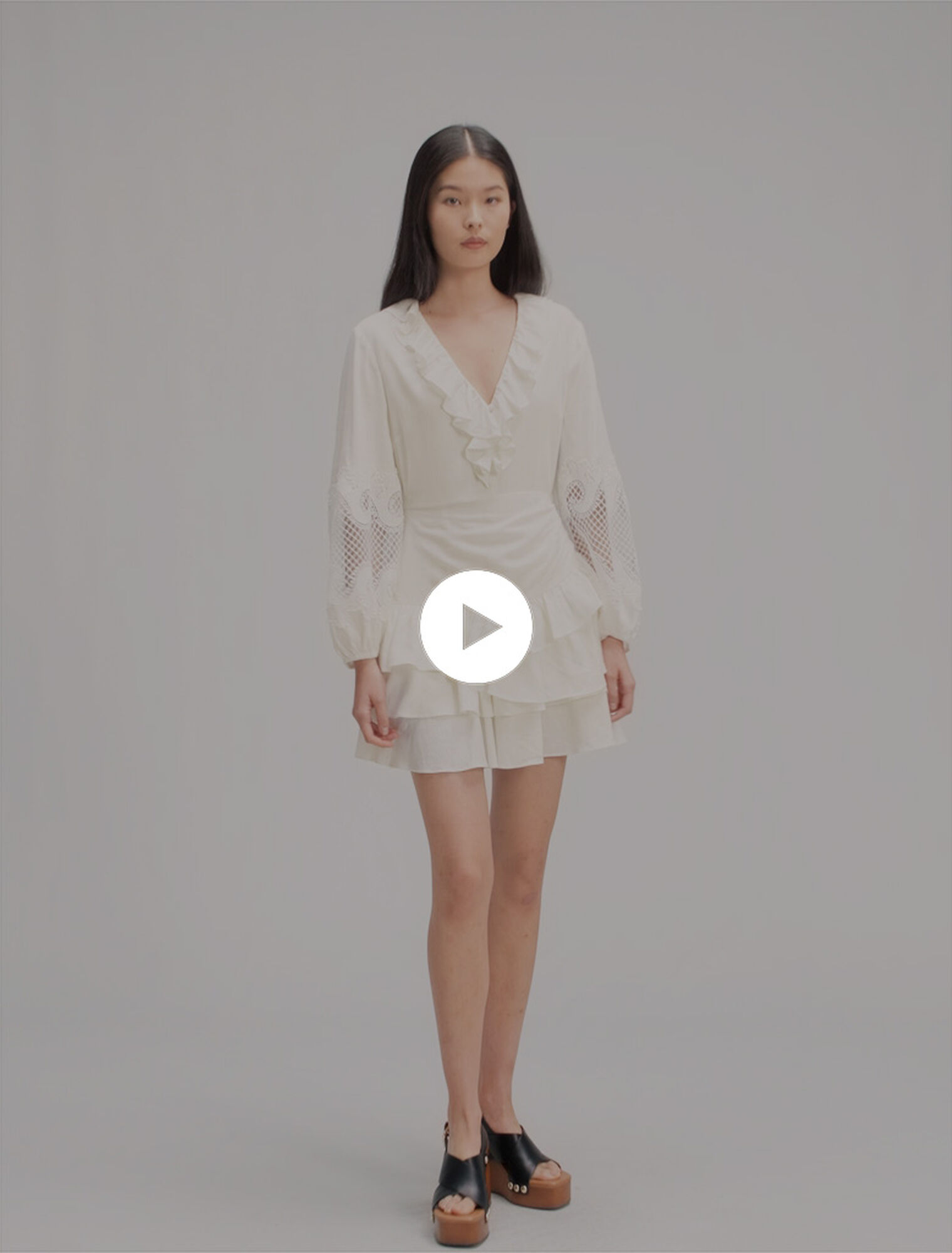 Kleid mit Volants und Stickereien
