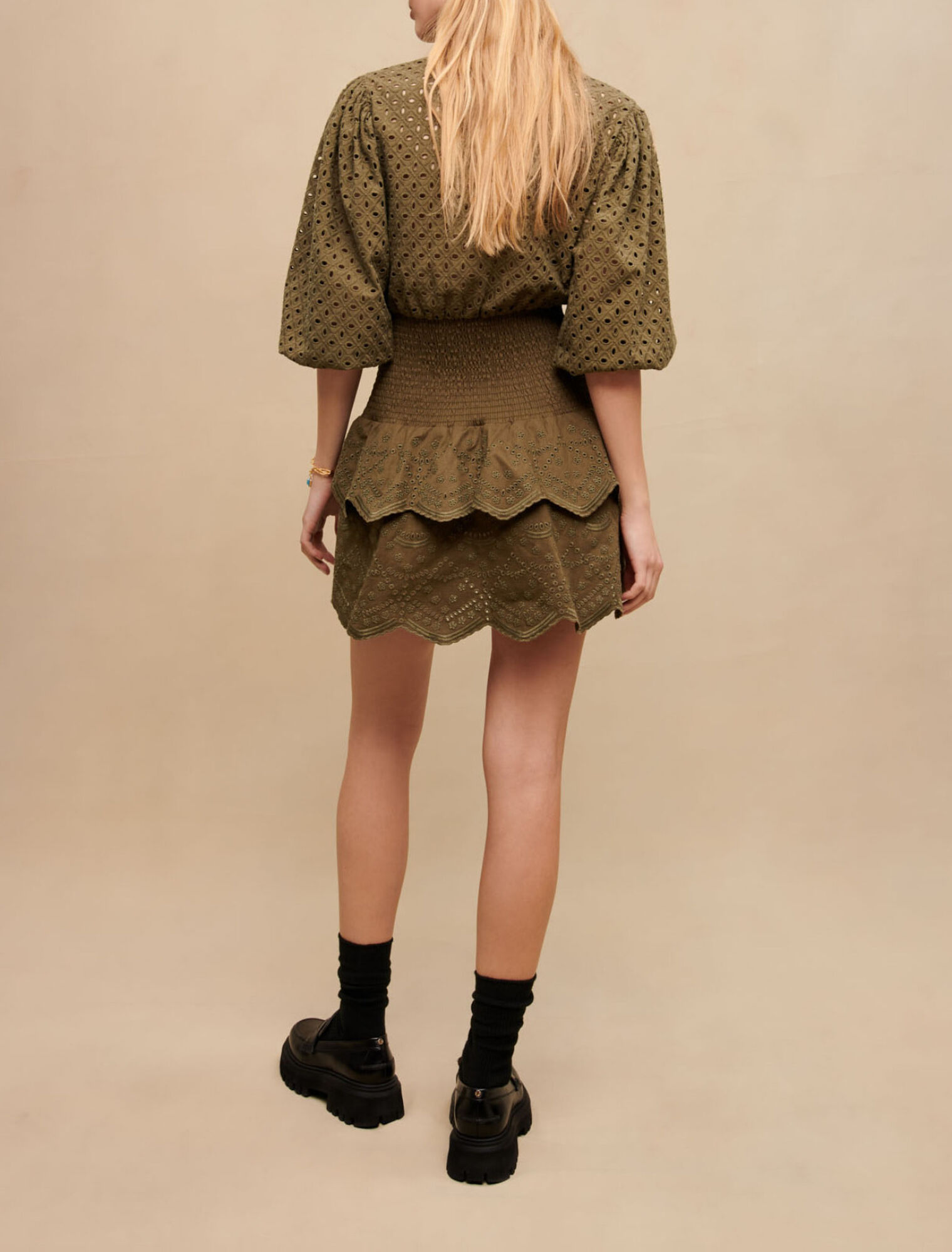 Kurzes Kleid mit Lochstickerei