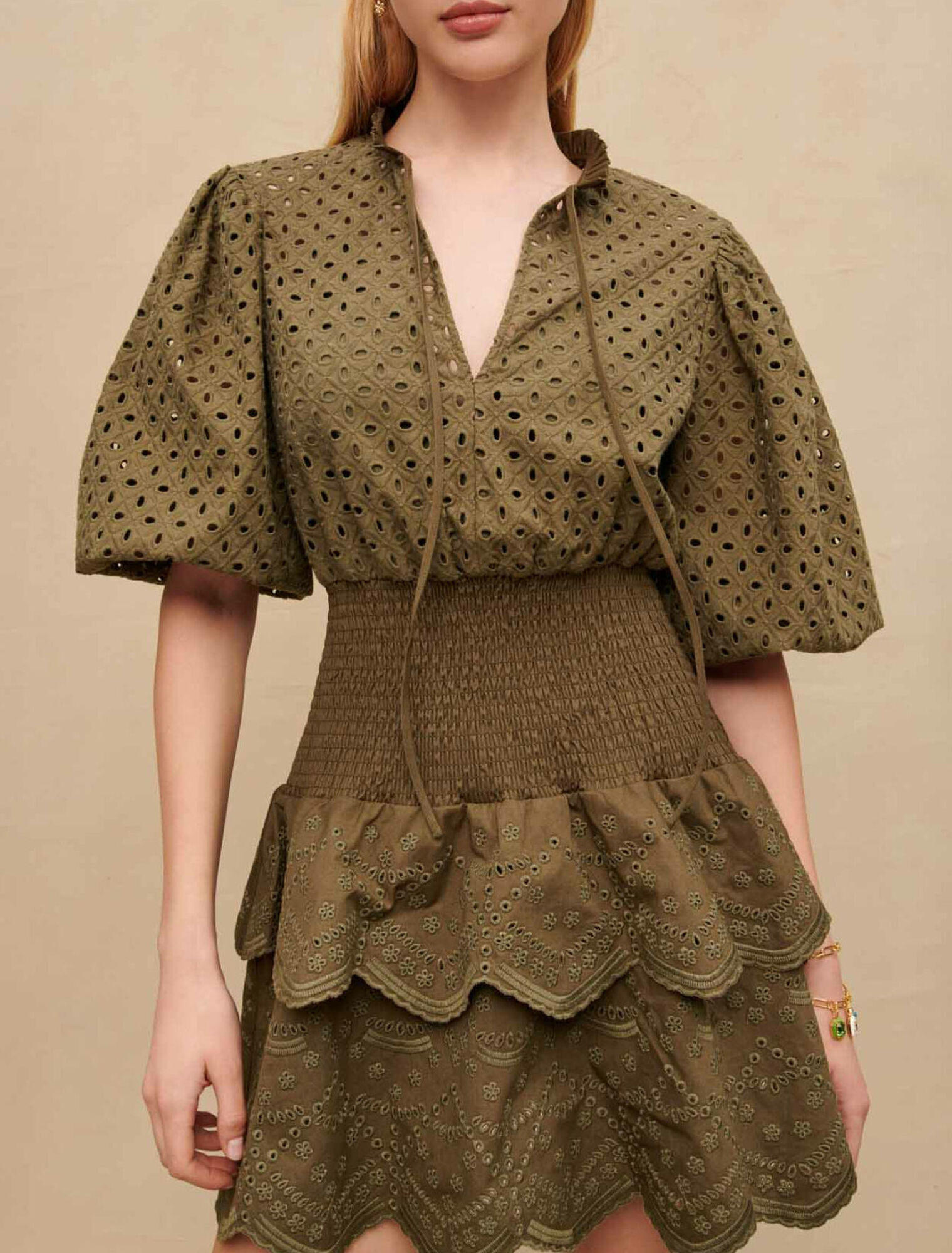 Kurzes Kleid mit Lochstickerei