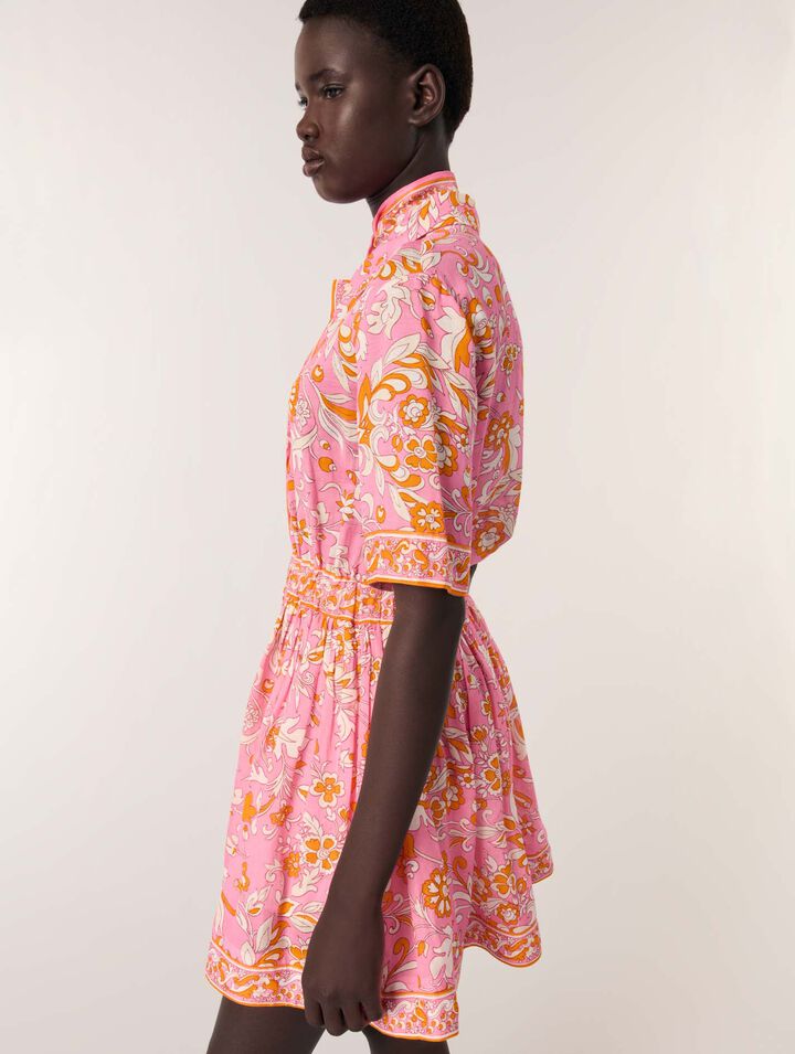 Fließendes kurzes Kleid mit Print