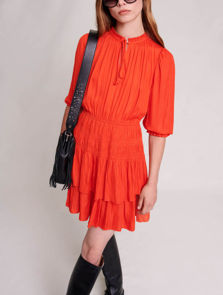 Kurzes, gesmoktes Kleid aus Satin