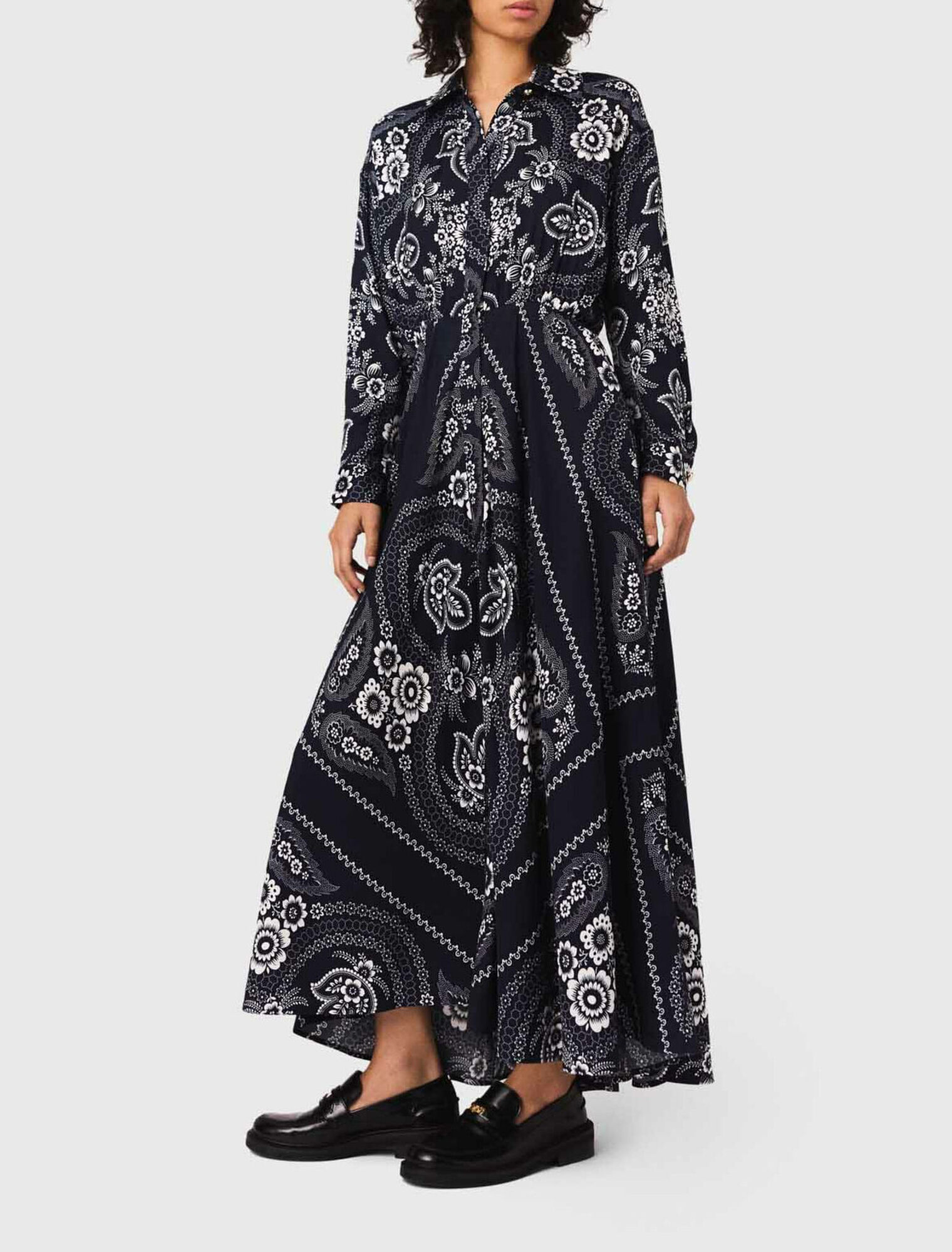 Langes flie&szlig;endes Kleid mit Print
