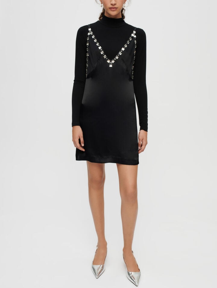 Schwarzes Satin-Kleid mit Schmuckträgern