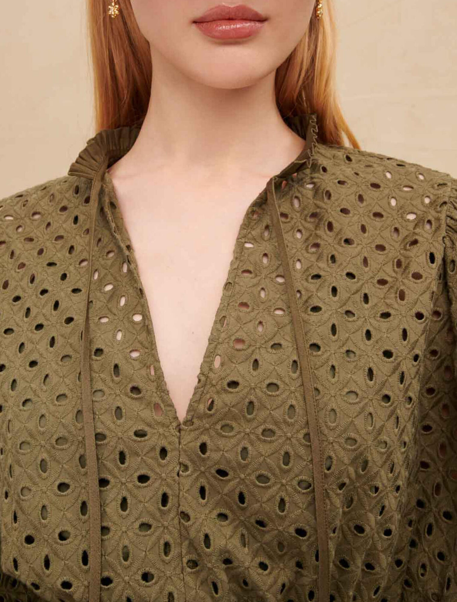Kurzes Kleid mit Lochstickerei