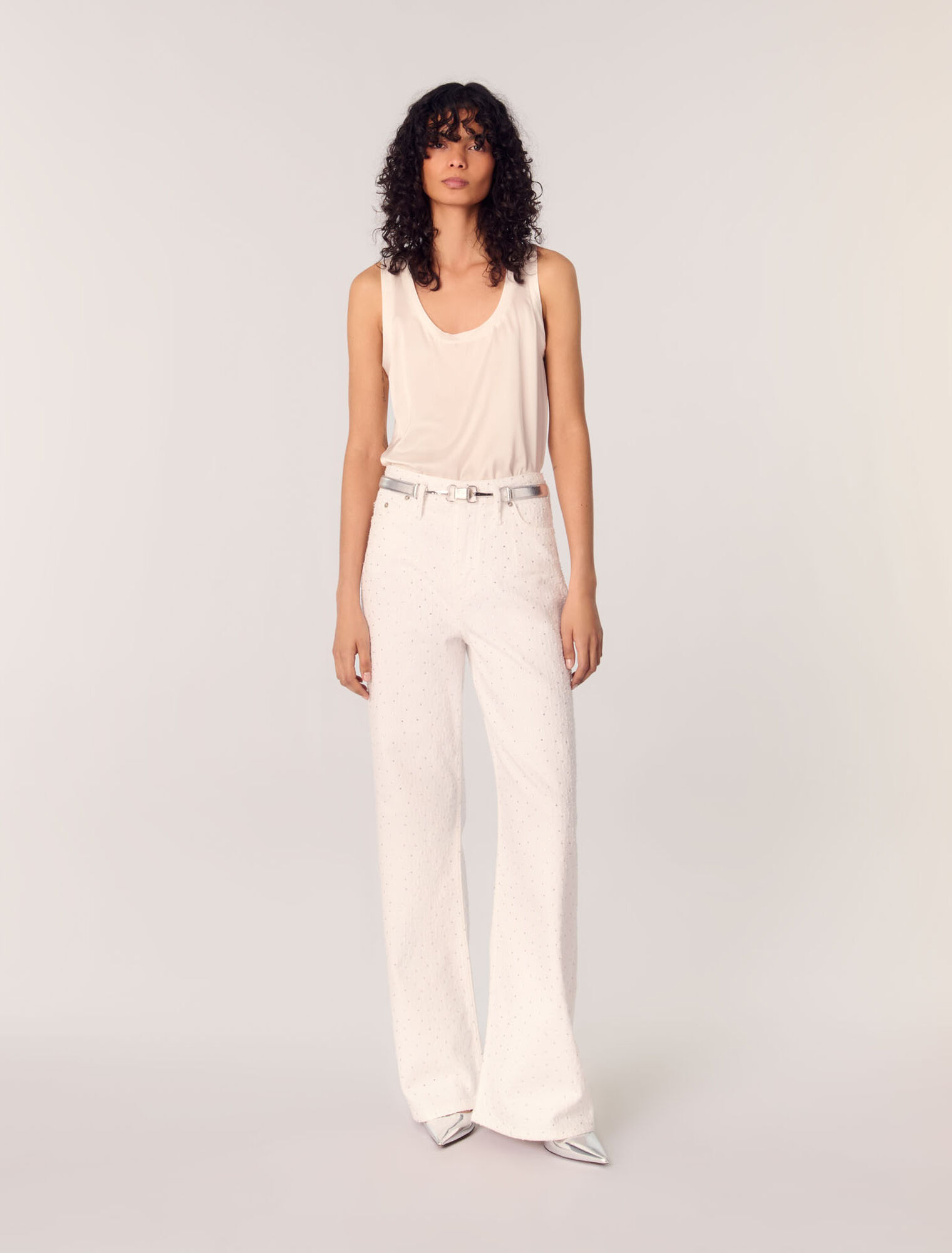 Weite Jeans mit Strass-Schmuck