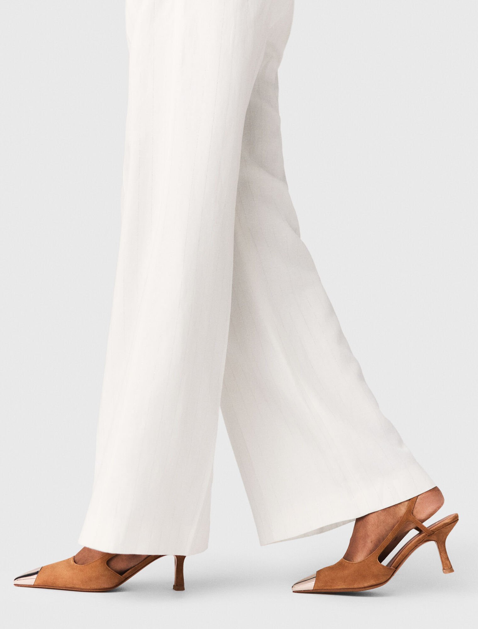 Velourslederpumps mit Metallkappe