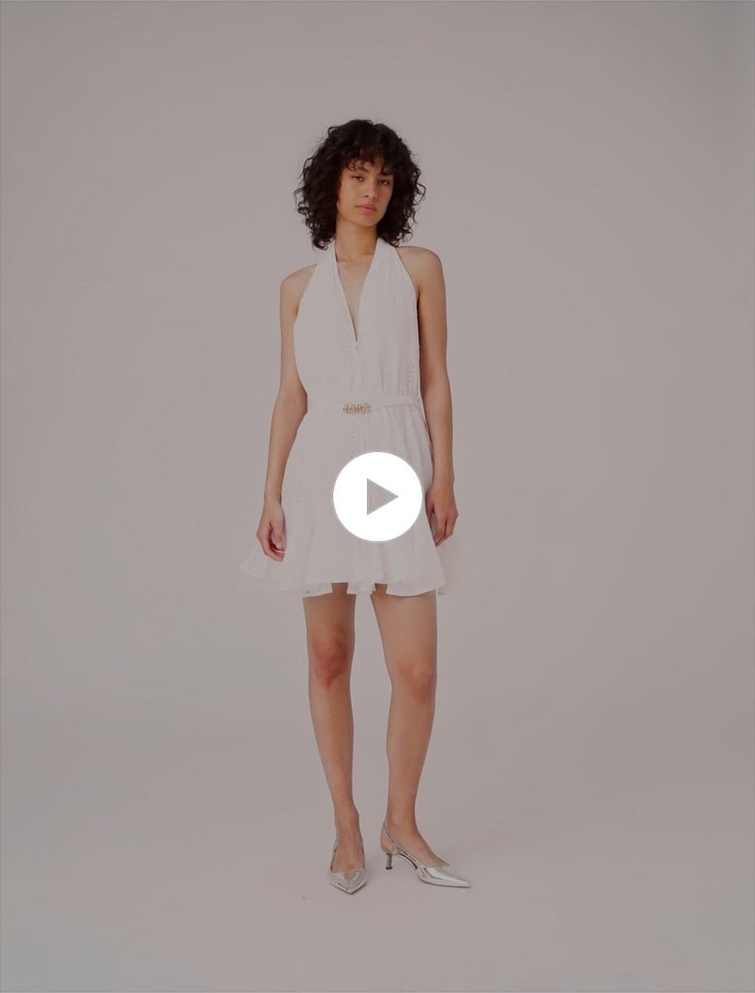 Kurzes besticktes Kleid, rückenfrei