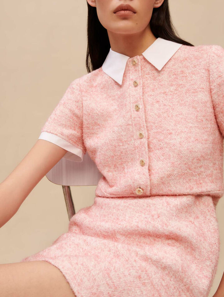 Rosafarbenes Kleid im Kostüm-Stil