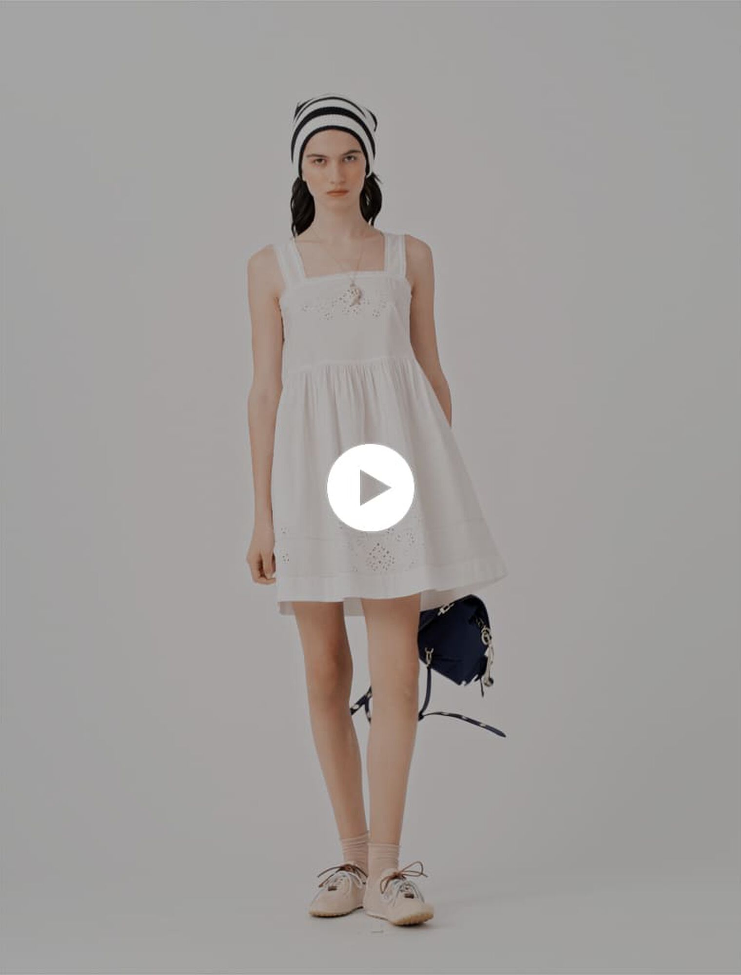 Kurzes Kleid mit Spitzenborten