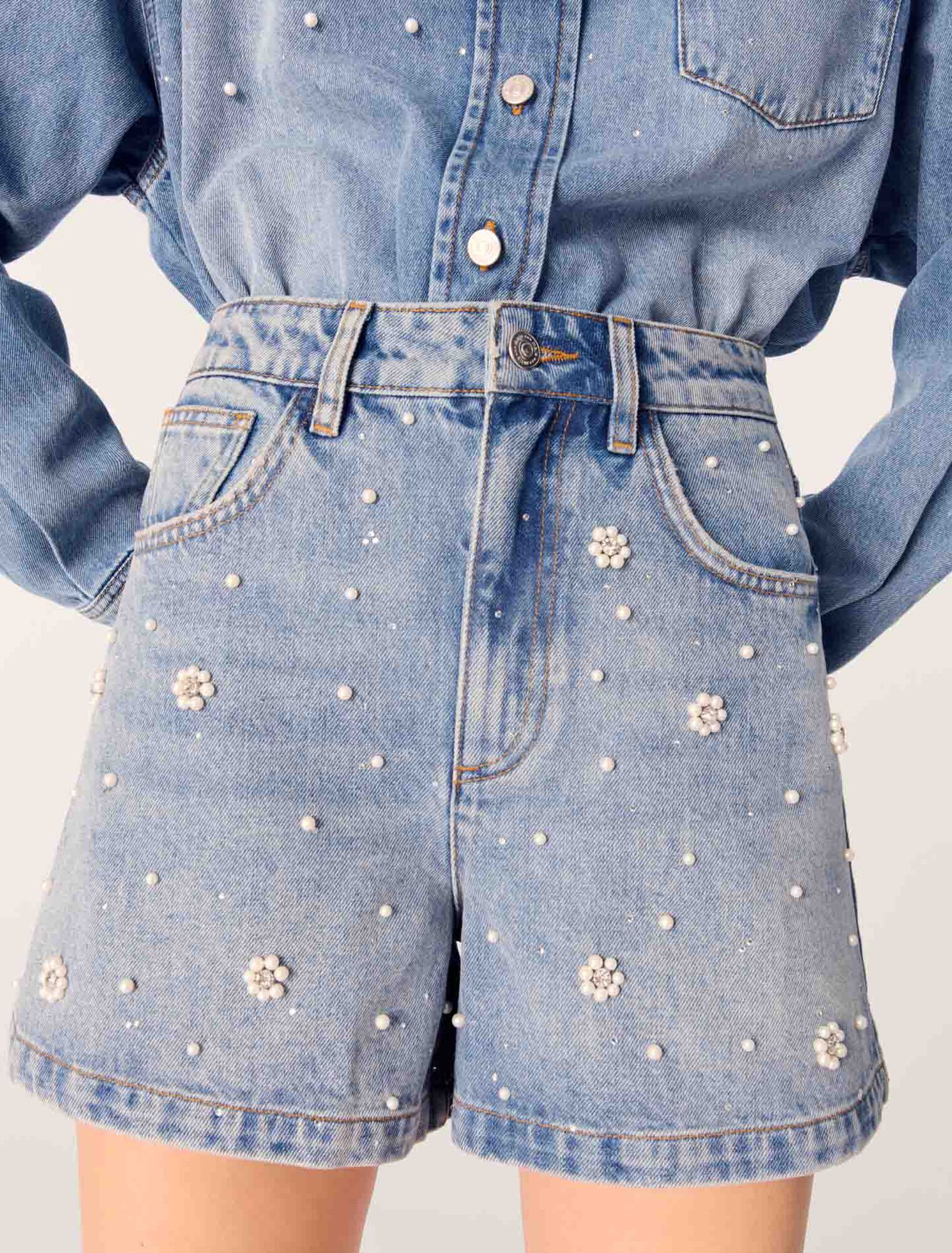 Denim-Shorts mit bestickten Perlen