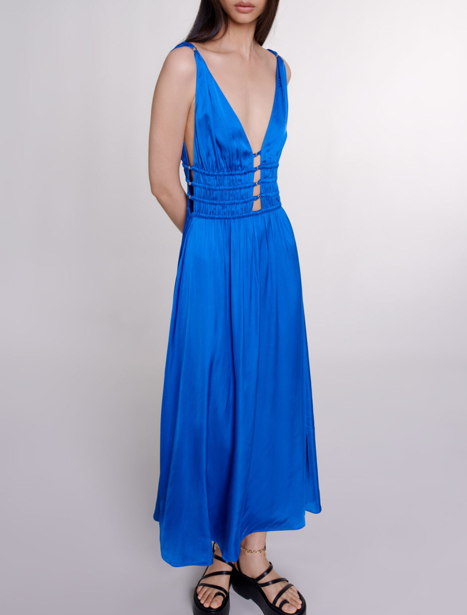 Satinkleid mit Cut-outs