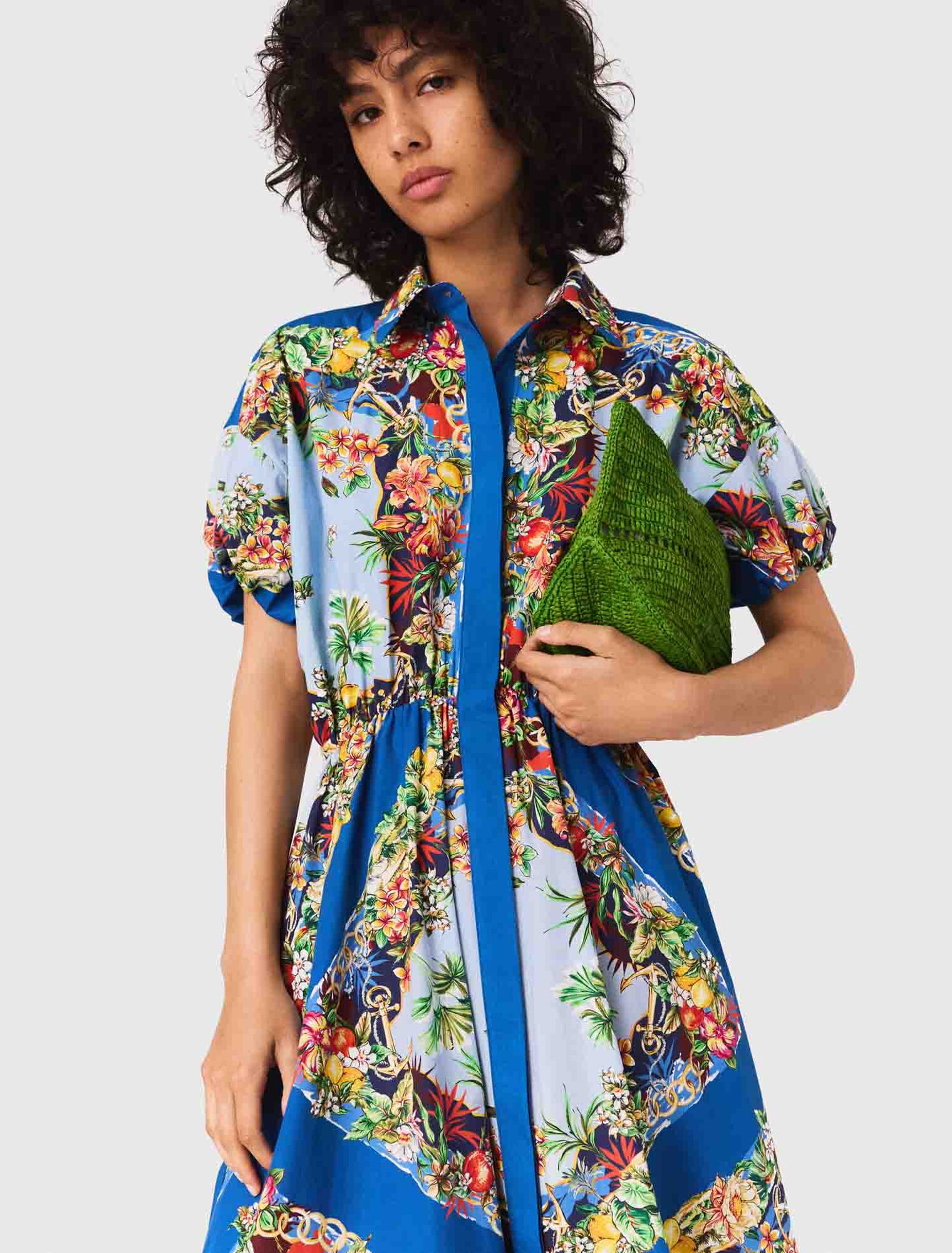 Langes gemustertes Kleid