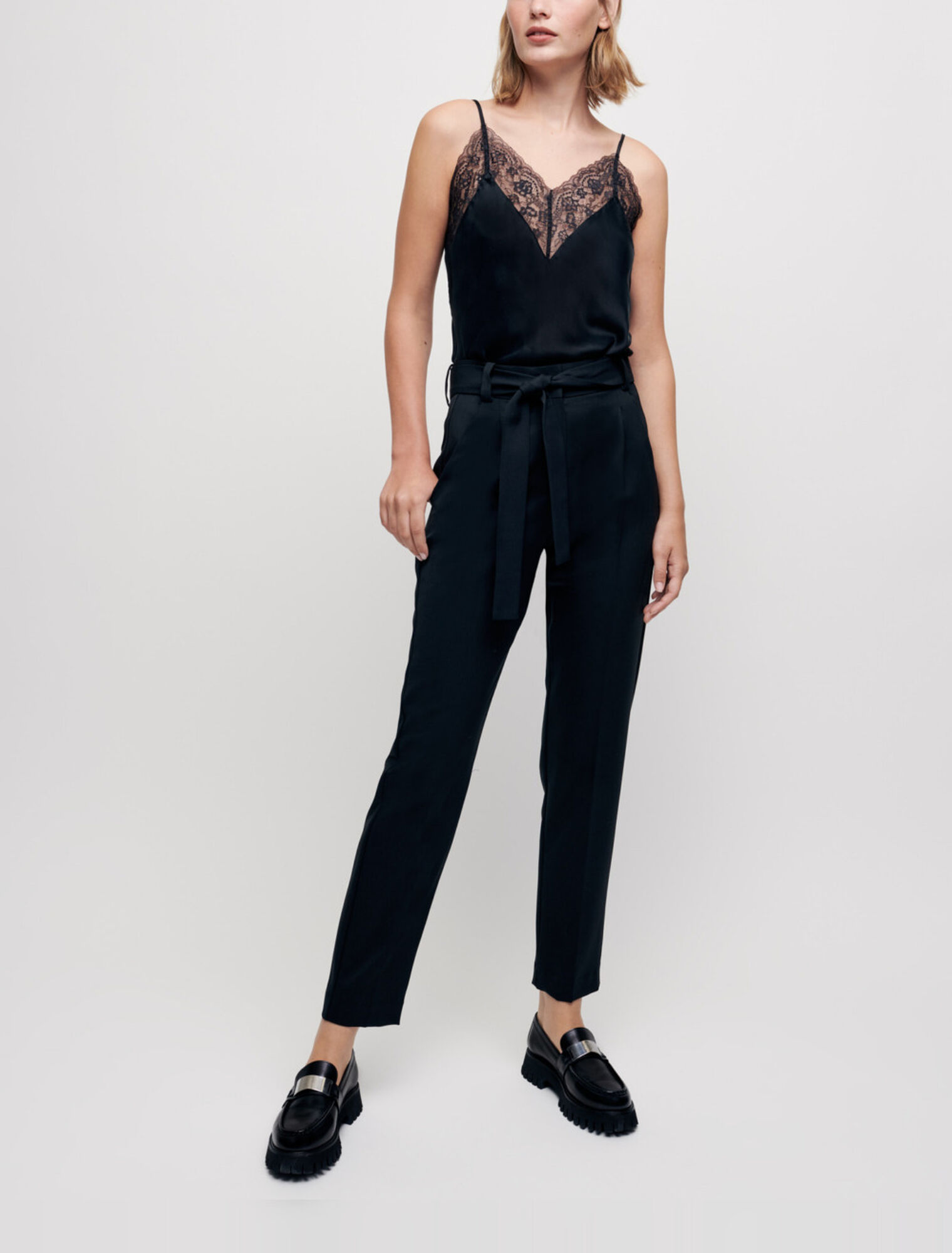 Hose mit hoher Taille und Gürtel