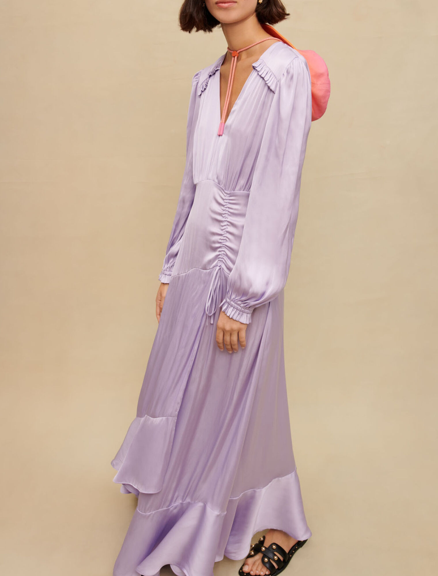 Langes, fließendes Satinkleid