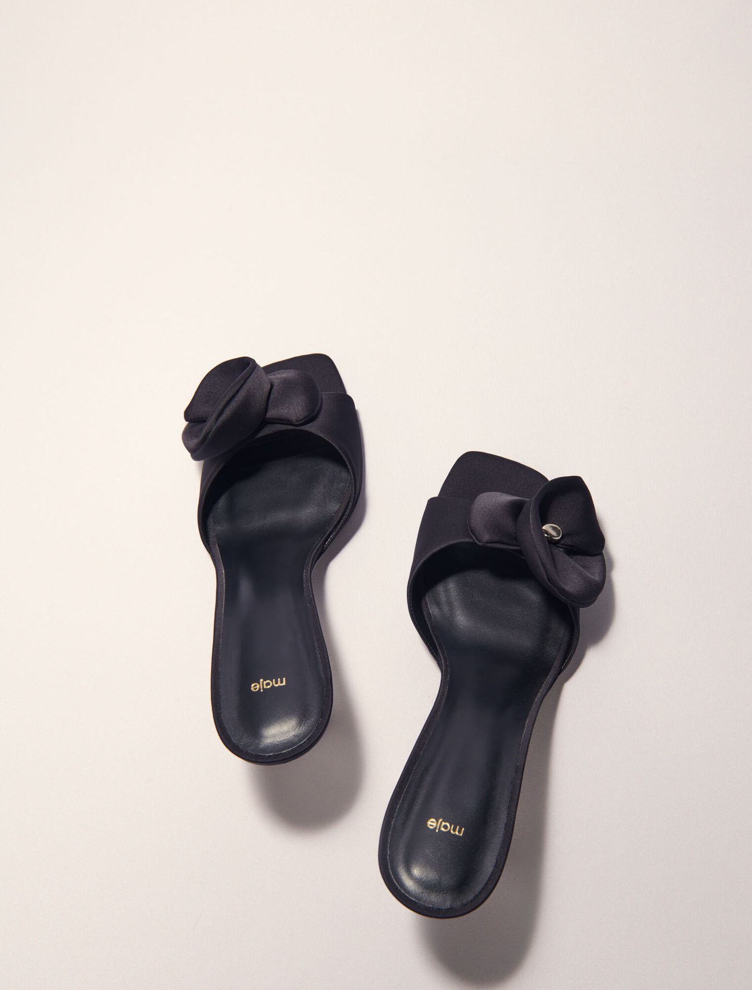Mules aus Stoff mit Satinblume
