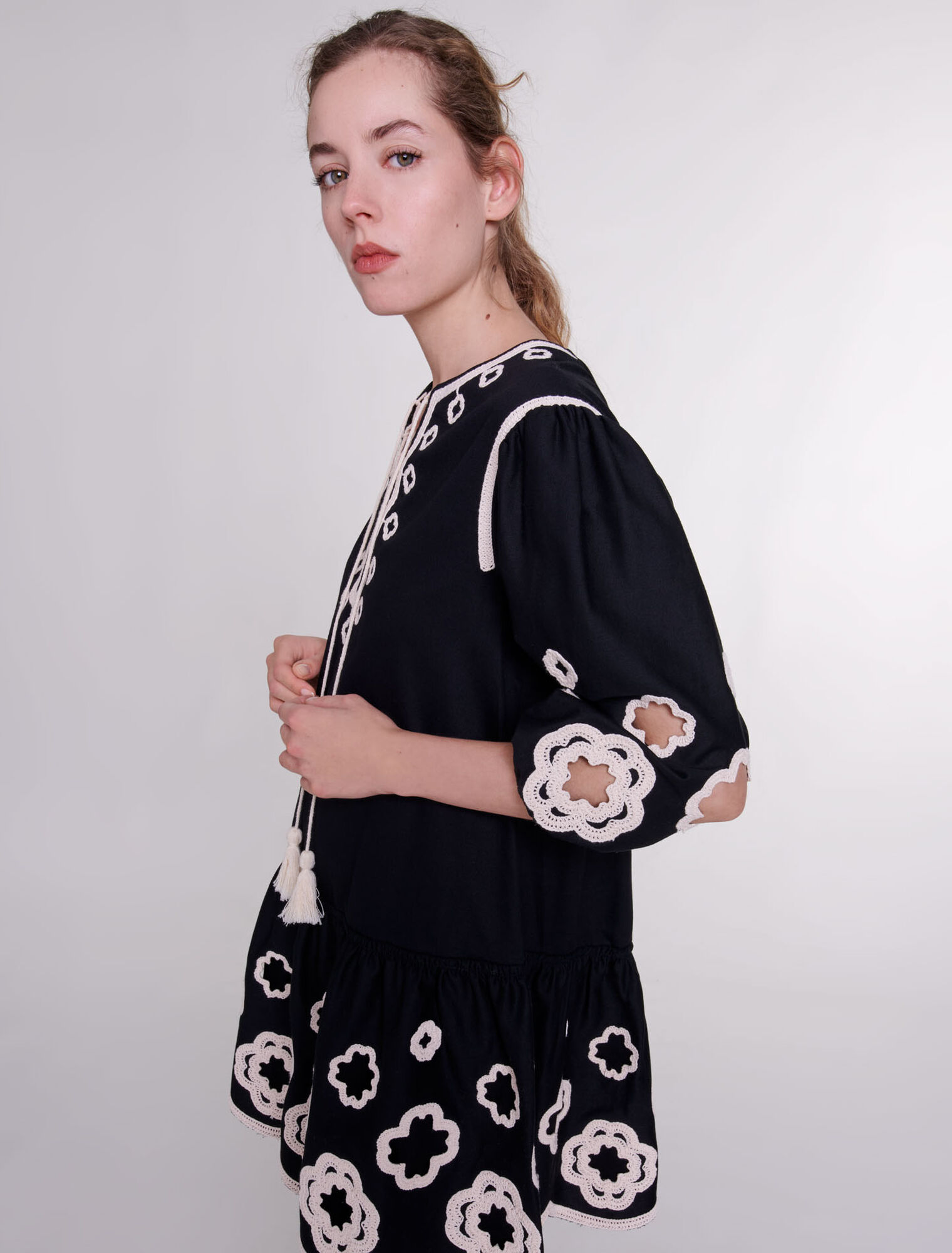 Kurzes besticktes Tunikakleid