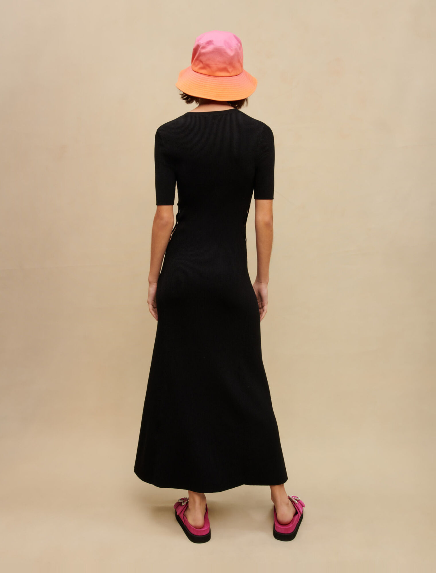 Langes, schwarzes Kleid mit Cut-out