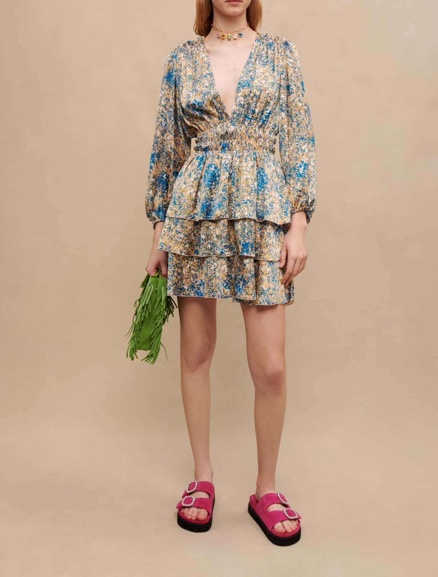 Kurzes Kleid mit abstraktem Druck