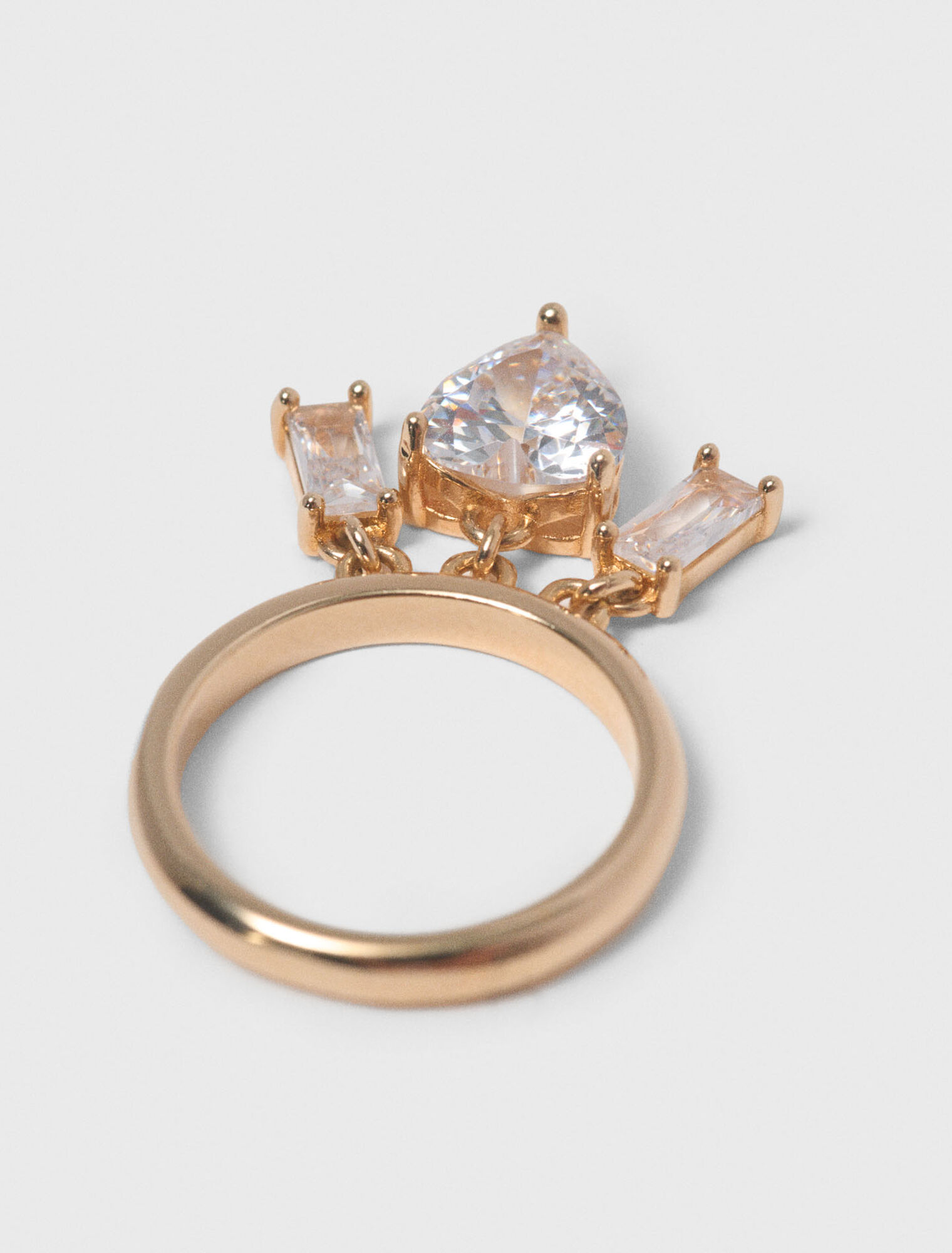 Goldfarbener Ring mit Strass