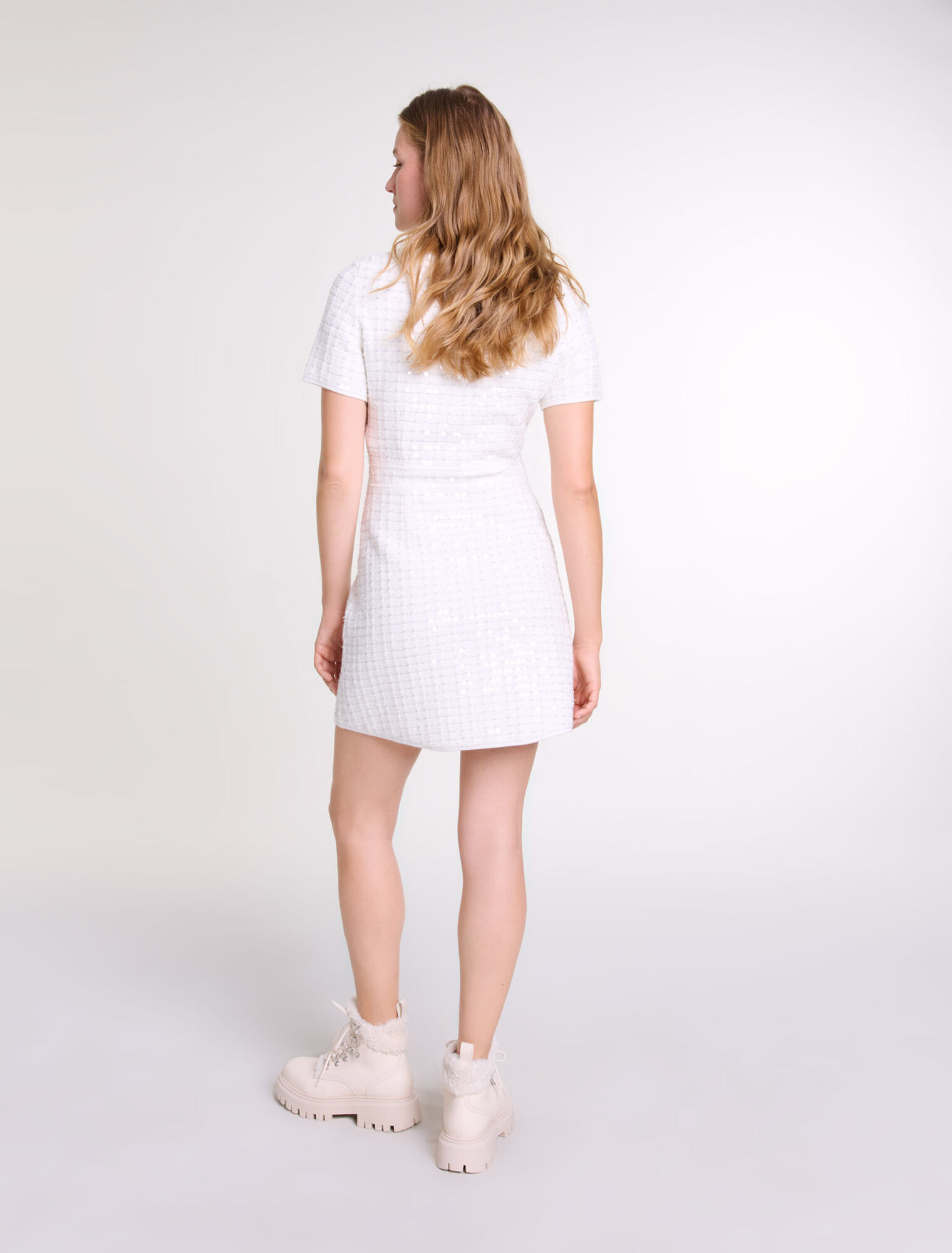 Kurzes Strickkleid mit Pailletten