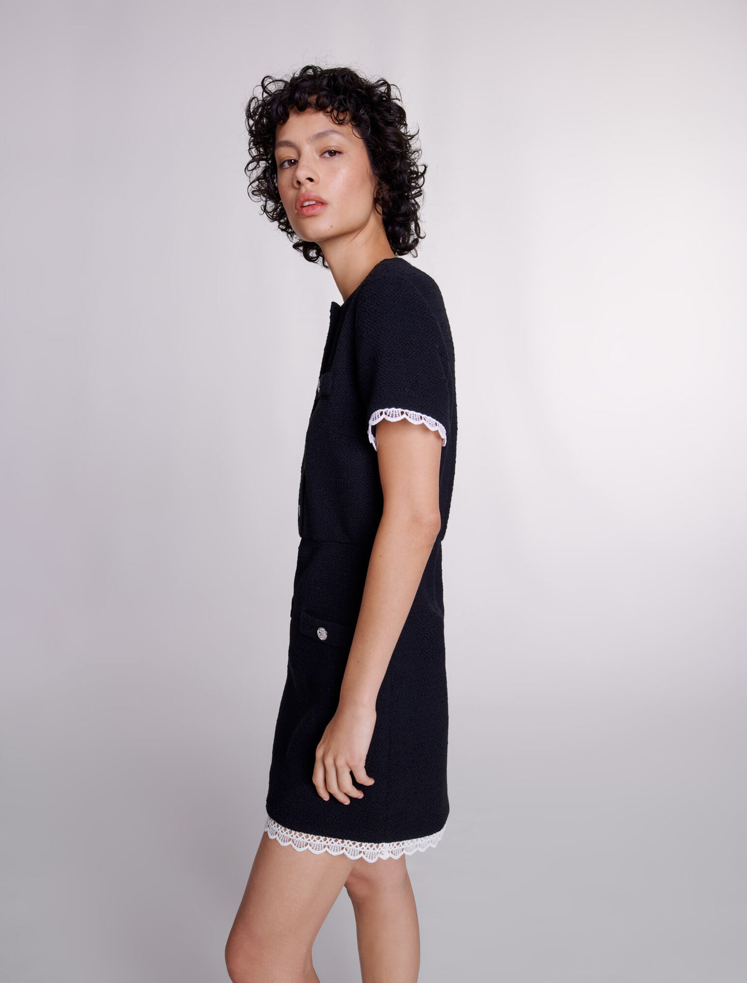Kurzes Kleid aus Tweed mit Borten