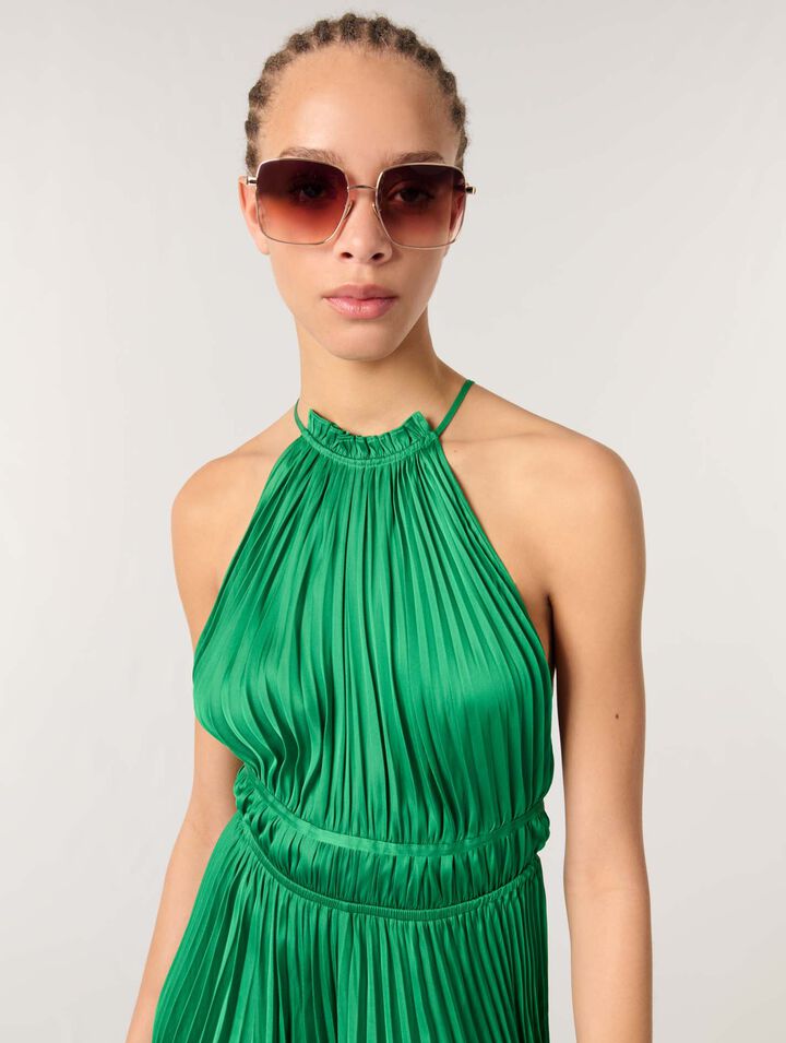 Kurzes, rückenfreies Plisseekleid