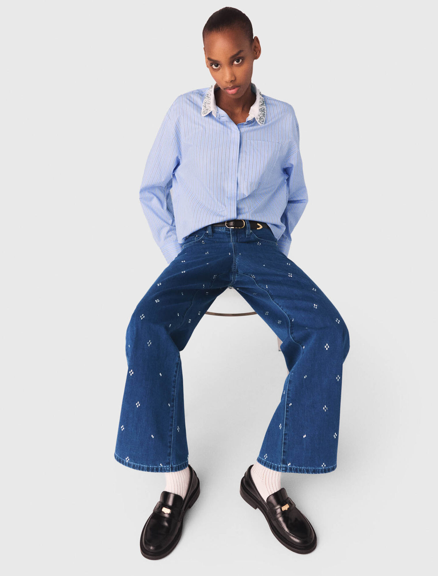 Weite Jeans mit Strasssteinen