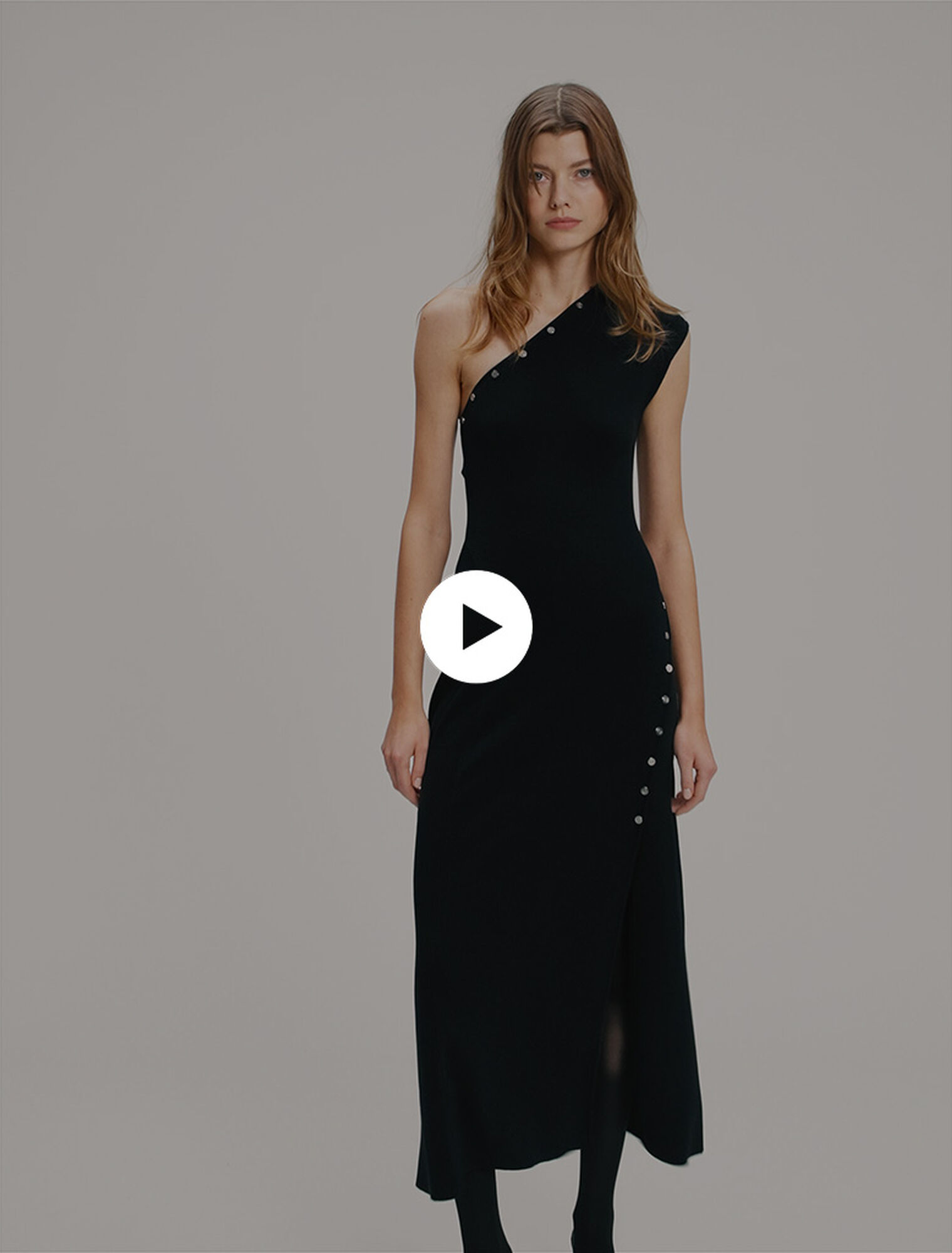 Langes asymmetrisches Strickkleid