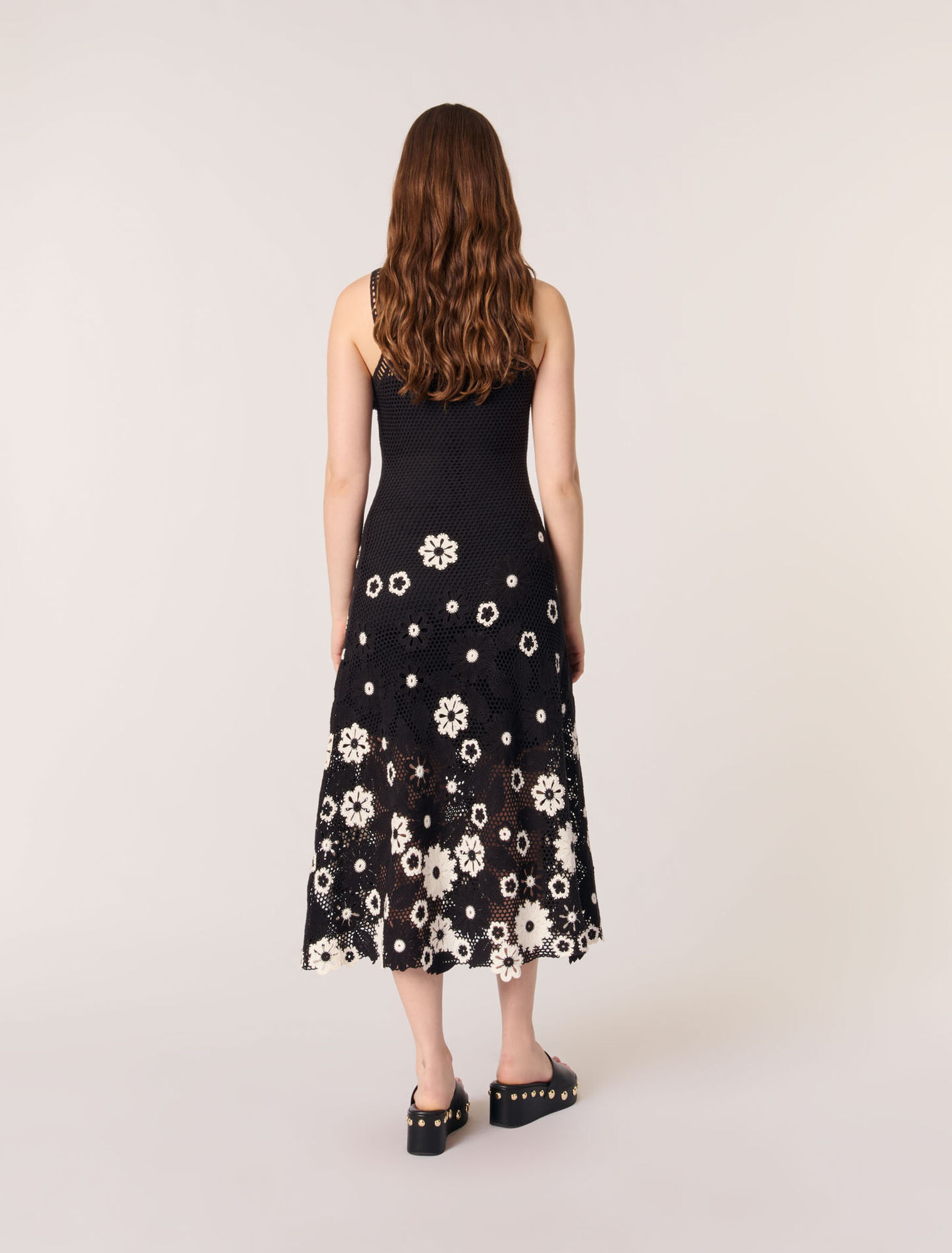 Langes Häkelkleid mit Blumenmuster