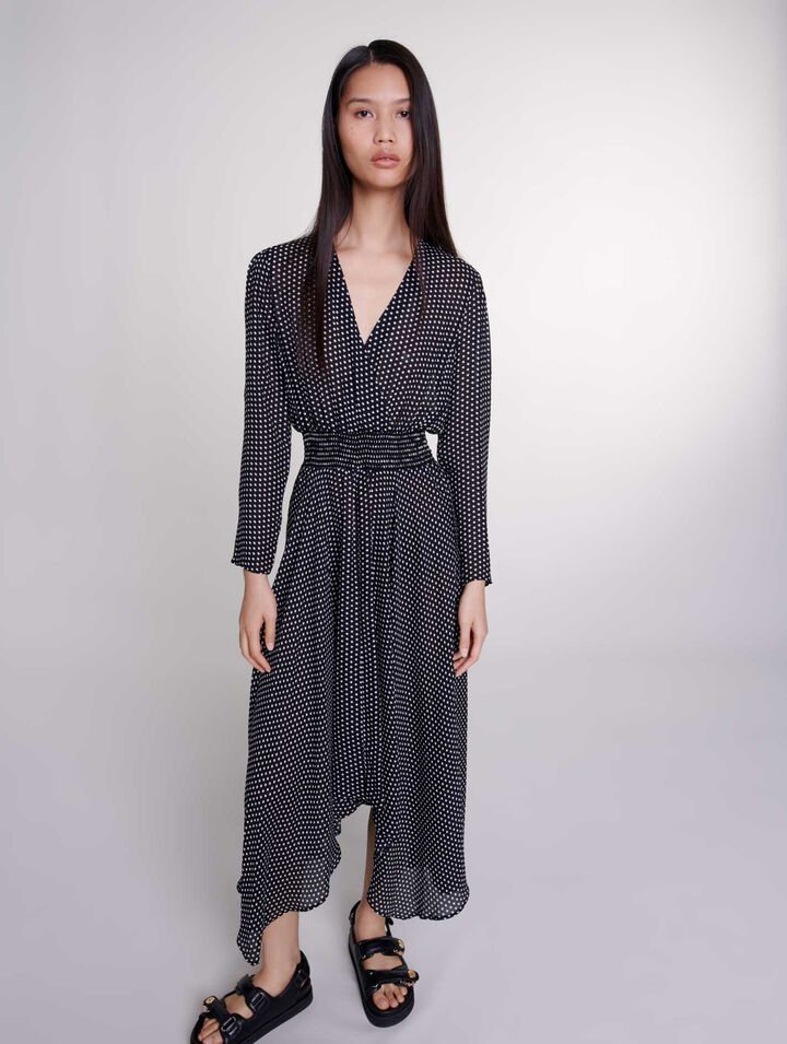 Mittellanges, gepunktetes Kleid