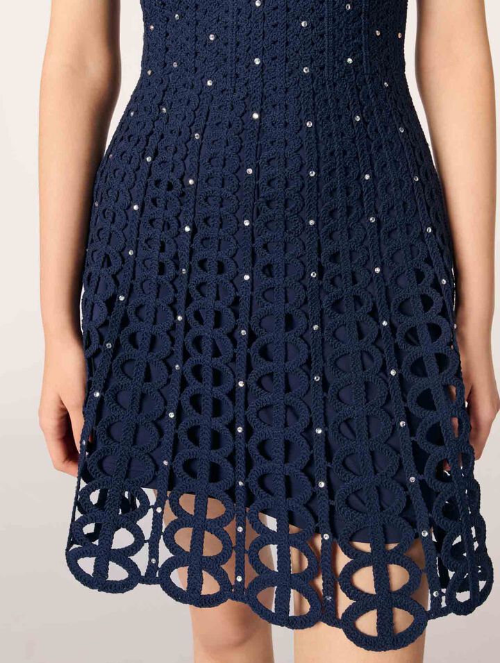 Kurzes Häkelkleid mit Strass