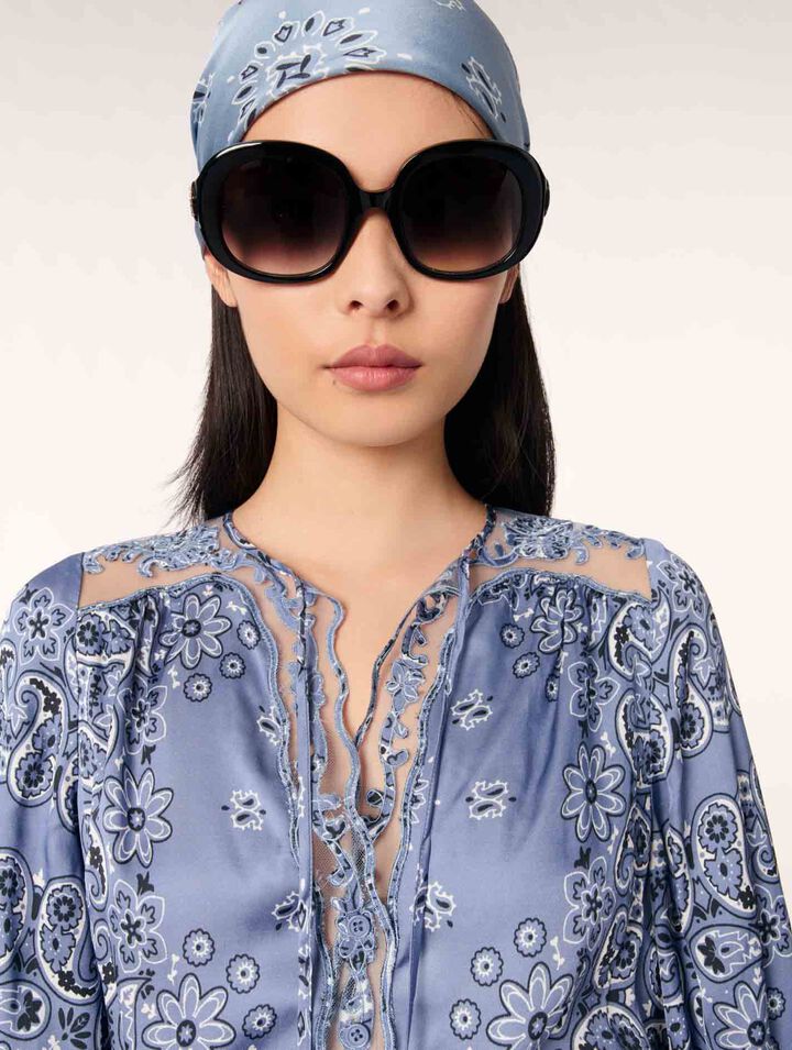 Fließendes kurzes Kleid mit Print