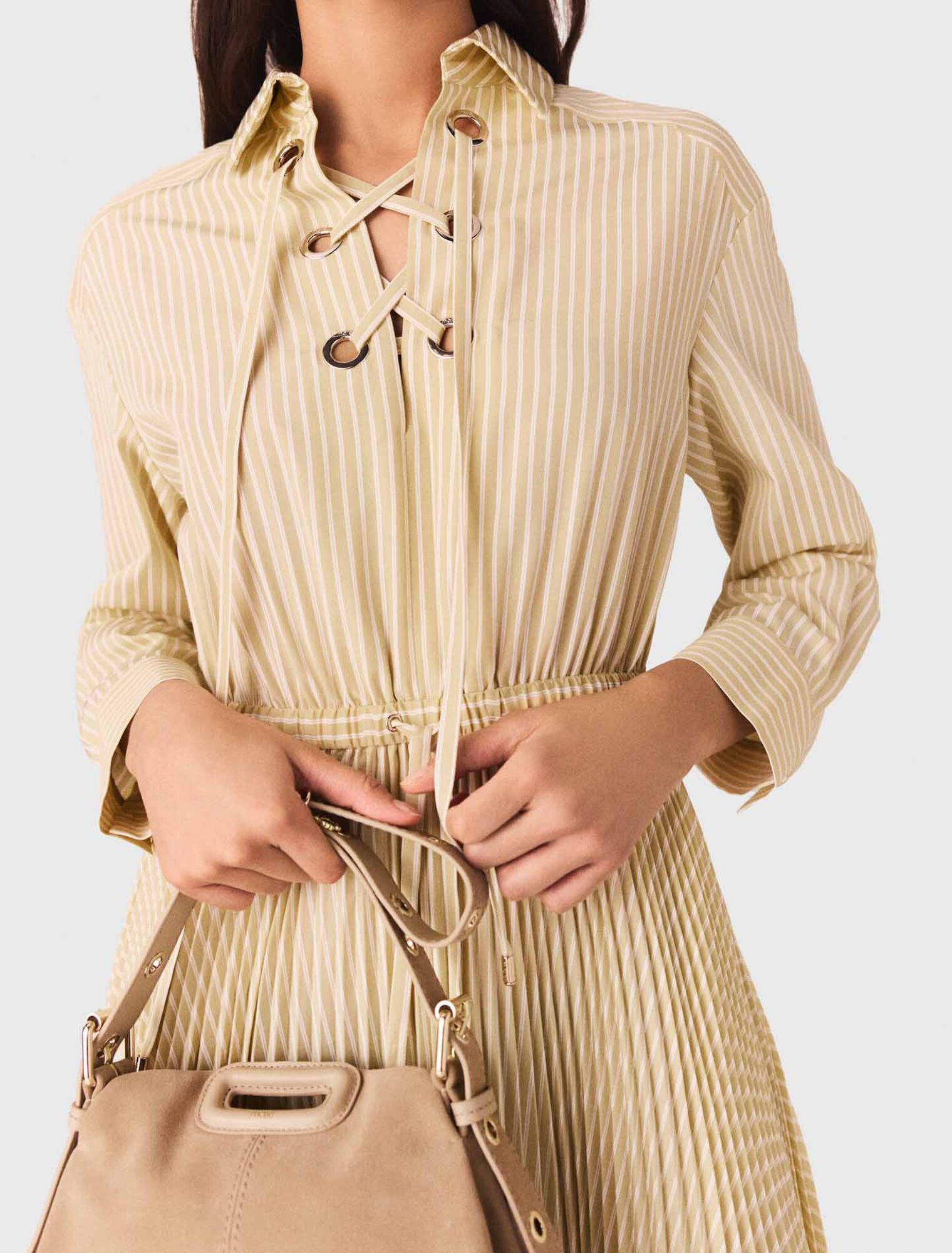 Langes Plisseekleid mit &Ouml;sen