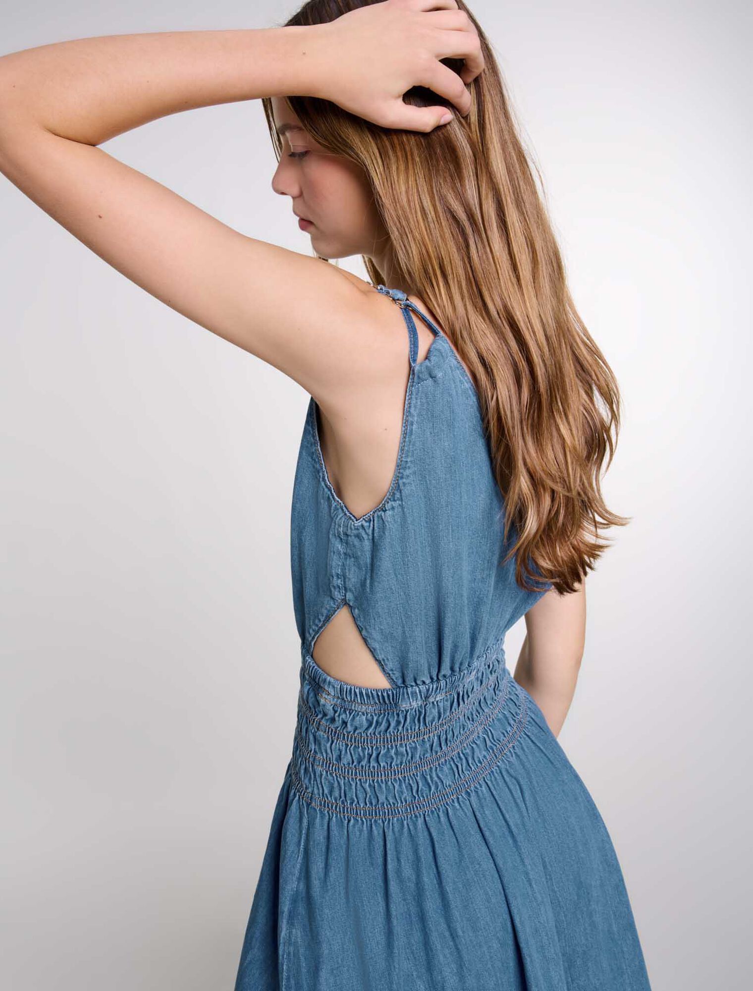Langes Jeanskleid mit Cut-outs