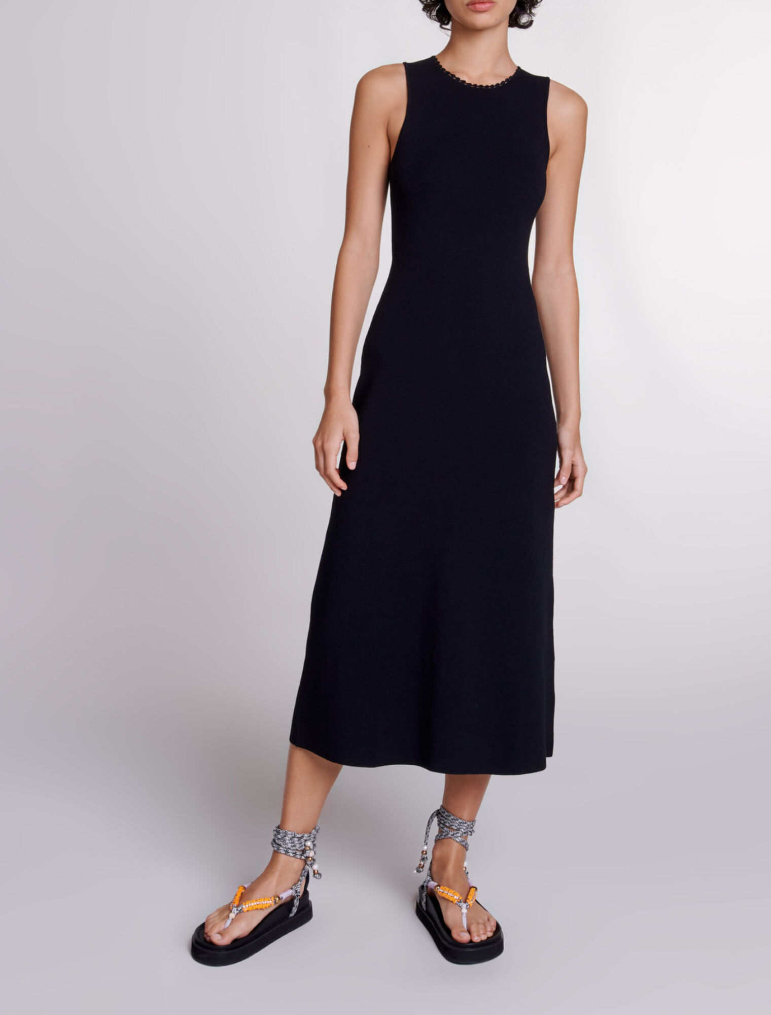 Langes Strickkleid mit Aussparungen