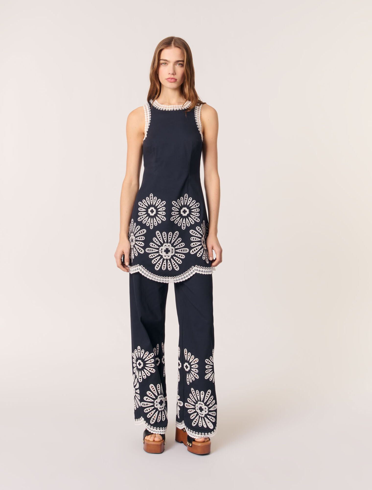 Kurzes Kleid mit Häkeldetails