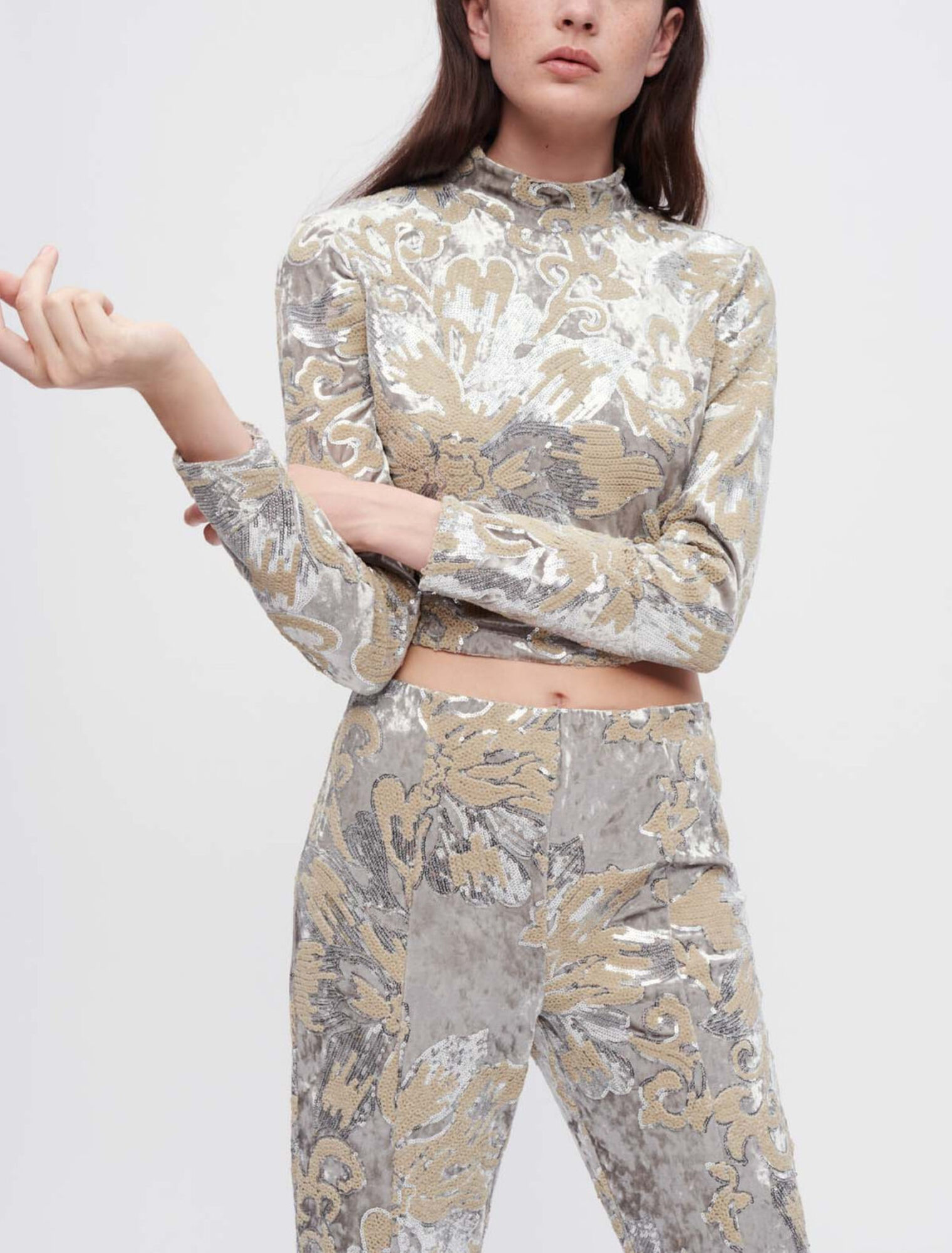 Crop Top aus Samt mit Pailetten bestickt
