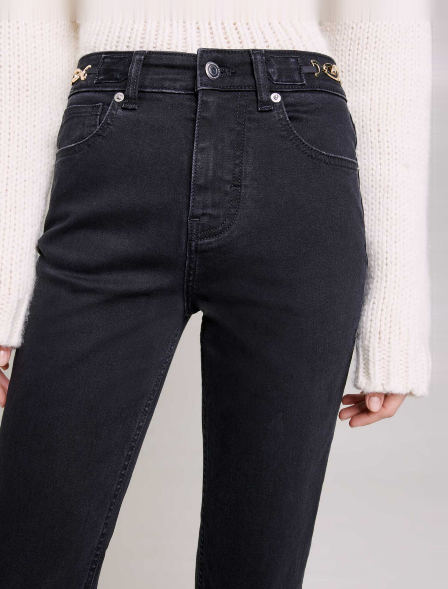 Jeans mit Gliederketten und Fransen