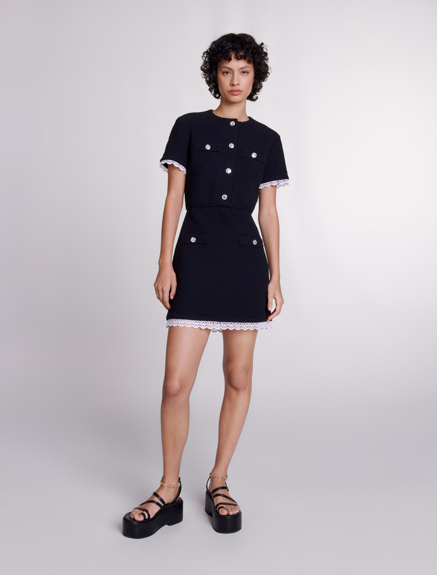Kurzes Kleid aus Tweed mit Borten