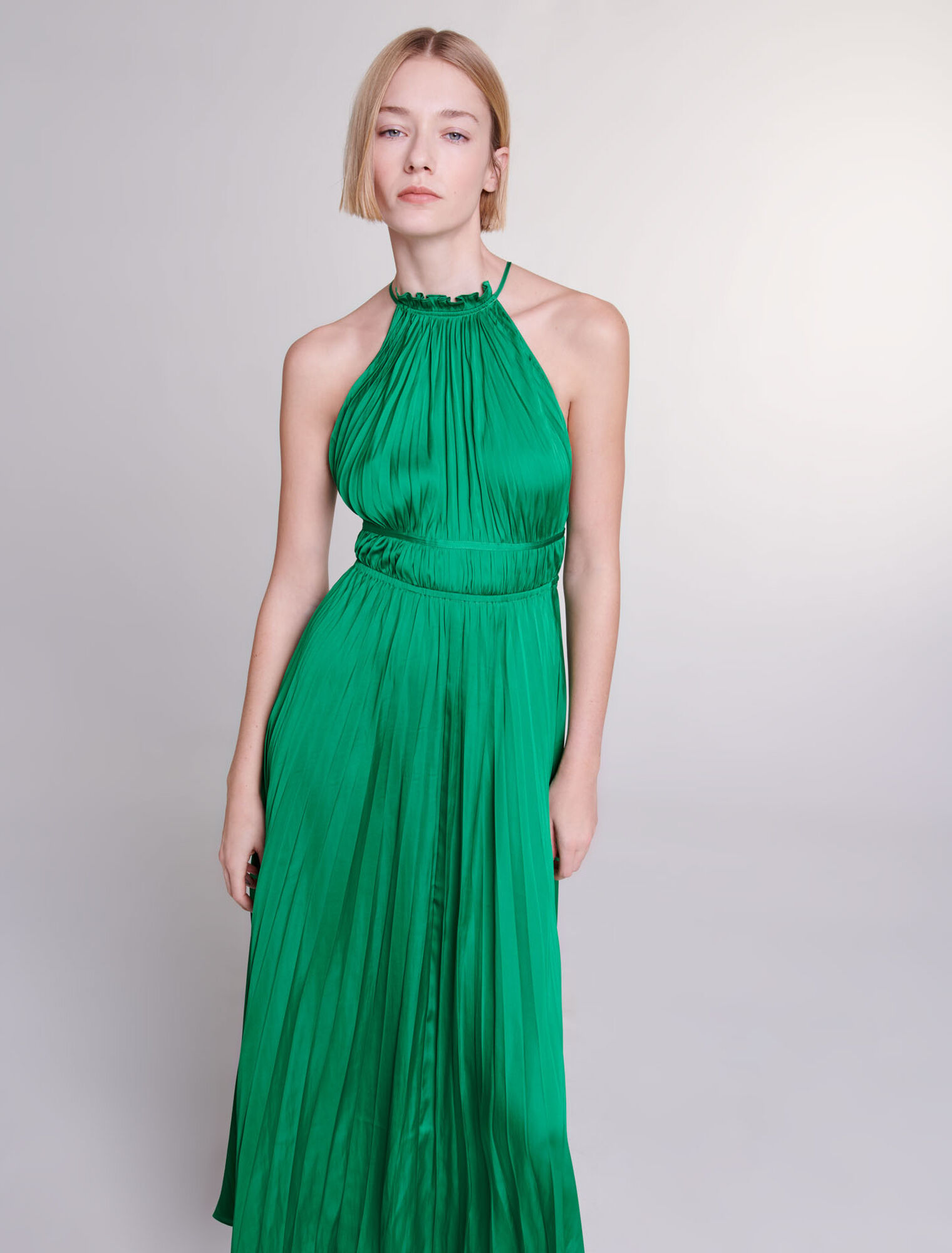 Langes, plissiertes Kleid aus Satin