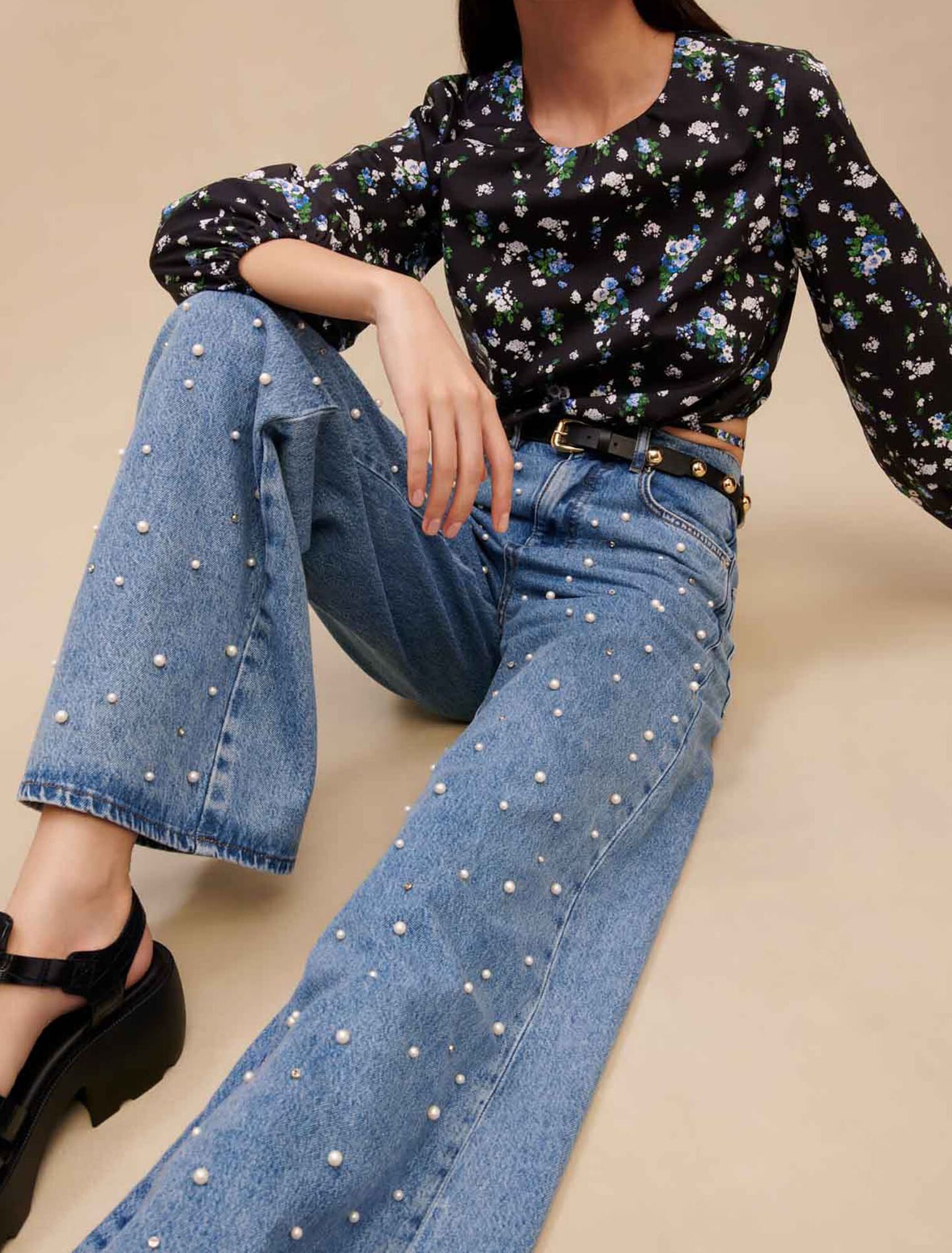 Weite Jeans mit Perlenbesatz