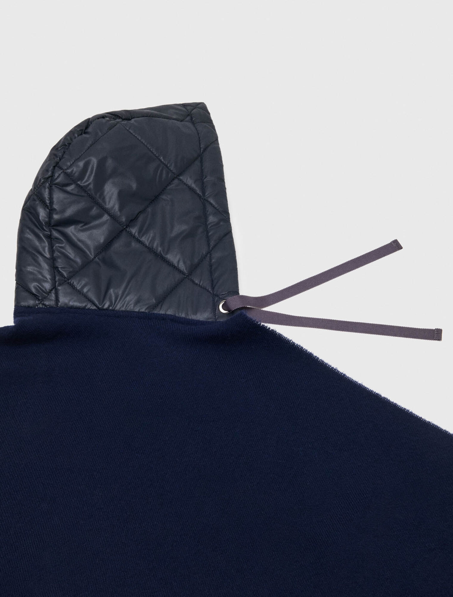 Wollponcho mit Kapuze