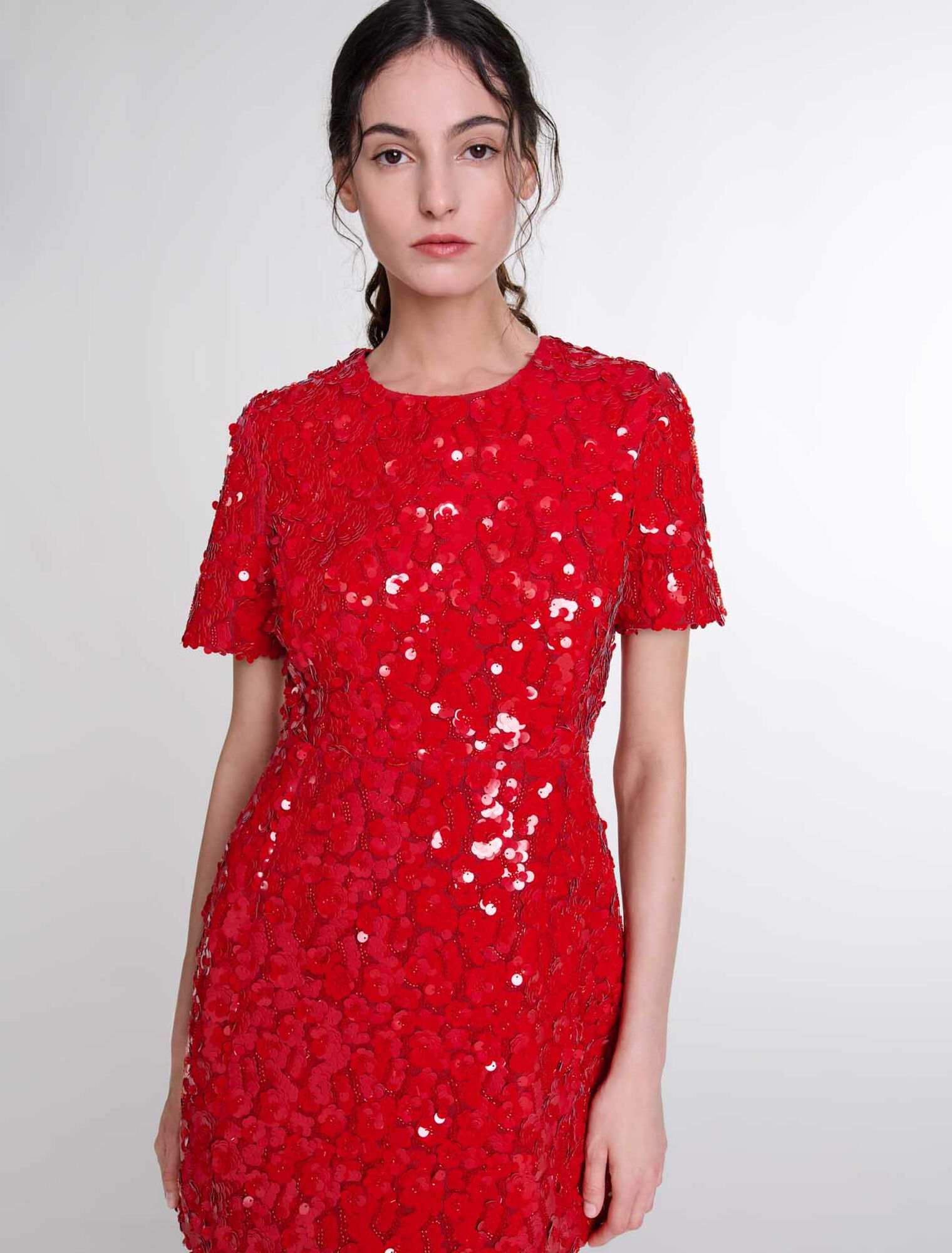Kurzes Kleid mit Paillettenblumen
